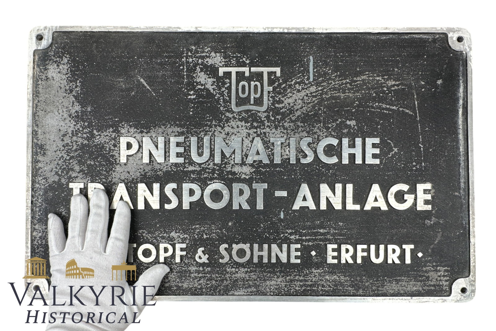 Rare GermanTopf & Söhne (Erfurt) Metal Industrial Sign: Pre-War / WWII German Topf & Söhne (Erfurt) Metal Industrial Sign – Pneumatic Transport Facility (60 × 37 cm)1. Item Overview & Specifications Up for auction is a substantial industrial cast metal