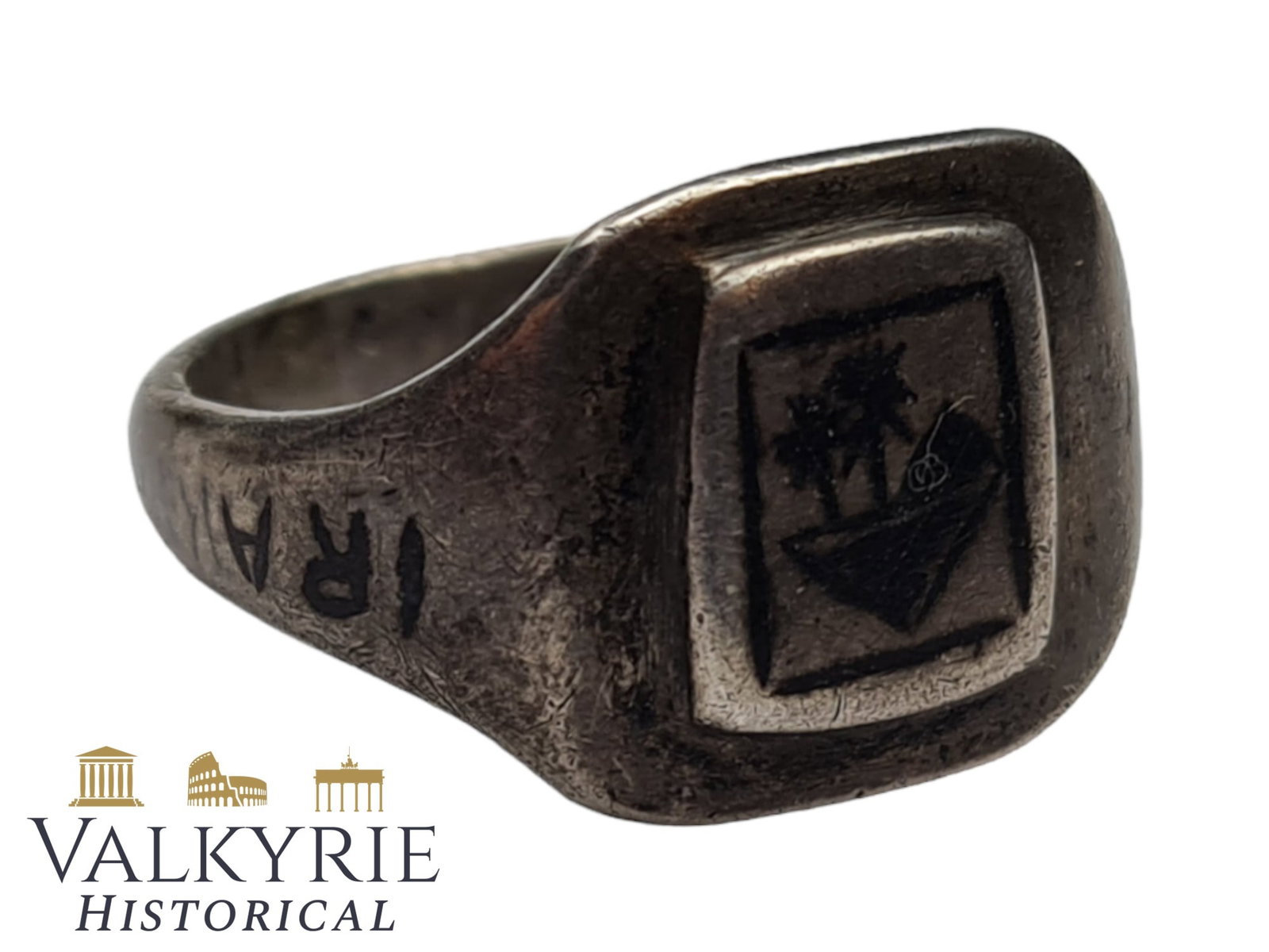 WW2 Period Souvenir Trench Art Ring That Belonged to a Polish Soldier - Engraved "Irak 1943": WW2 Period Souvenir Ring That Belonged to a Soldier, probably Polish , Engraved with the legend "Irak 1943" and a seal with a hand engraved desert with palm trees. Trench art made ring. Probably belon