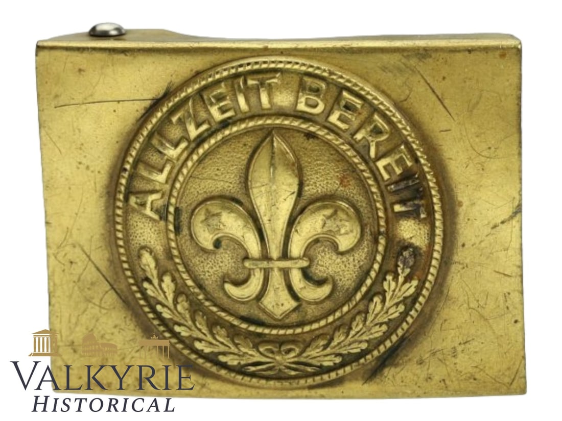 German Scout Association Buckle (ALLZEIT BEREIT): A German Boy Scouts "Deutscher Pfadfinderbund" (Scout Federation) Belt Buckle (Kasten-Koppelschlossen). 1926 model. One of the variants. Die-stamped brass, unmarked, illustrating a fleur-de-lys, with 
