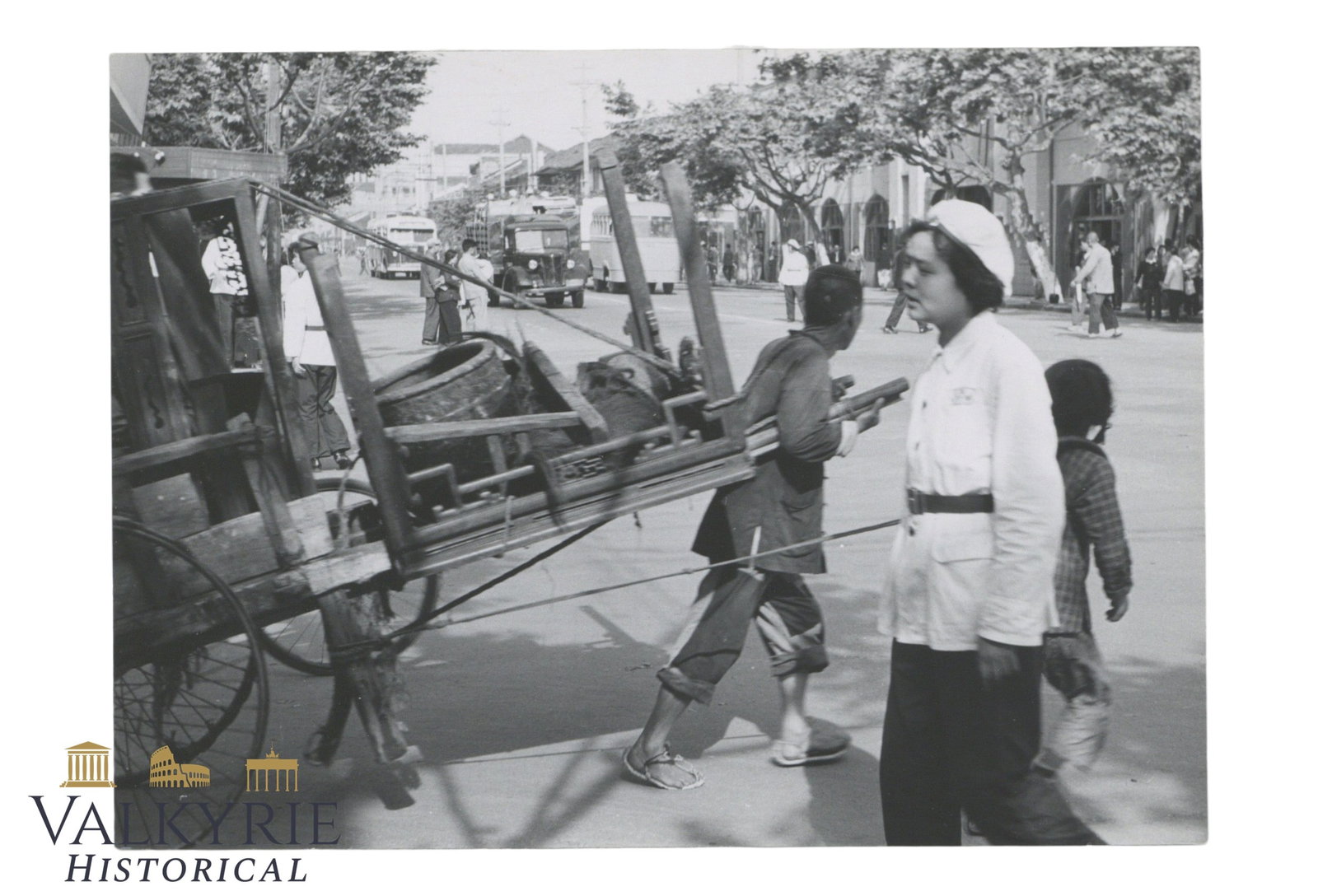 Arczynski Artistic Photograph: Rickshaw and Policewoman, Hangzhou, China, from the 1950s.: Arczynski Artistic Photograph: Rickshaw and Policewoman, Hangzhou, China, from the 1950s.The photographer was made by:Stefan Arczynski (31 July 1916 – 28 August 2022) was a Polish photographer, phot