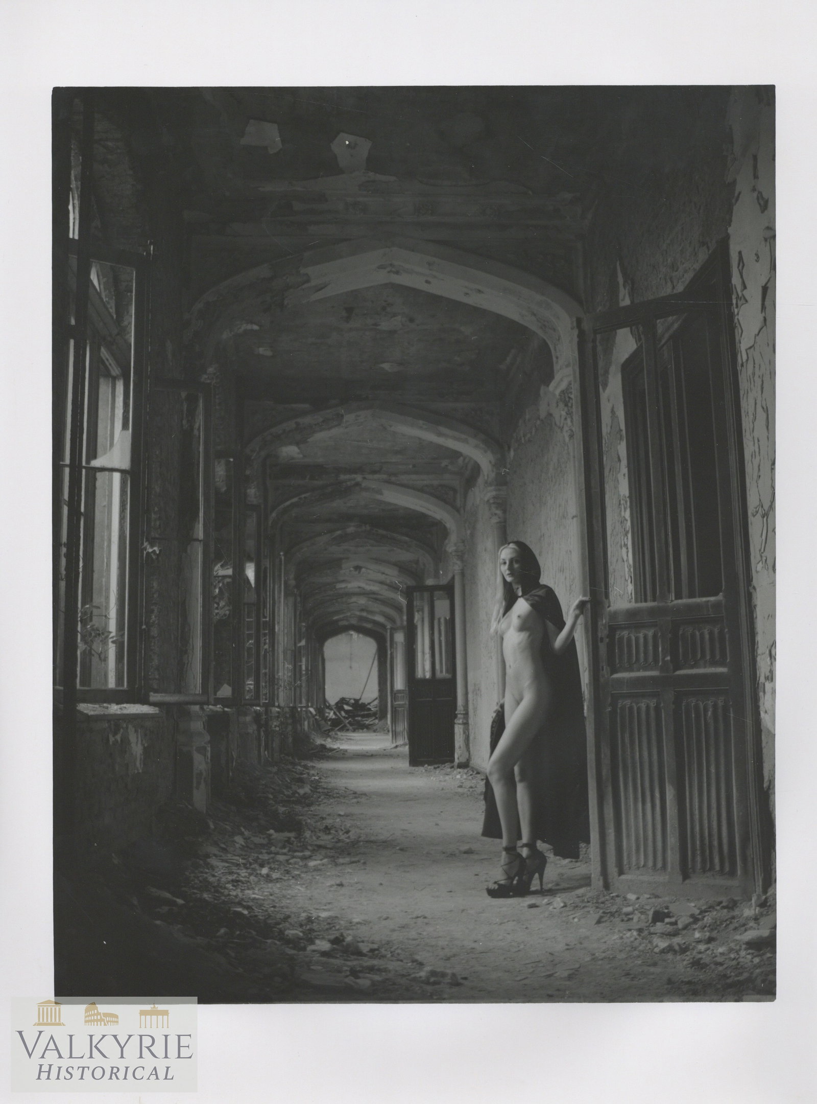 Artistic Photo - Female Nudes - Big Format - Playboy: Artistic Photo - Female Nudes - Playboy . Big Format , size around 40cm x 30cm . Shipping flat cost $25 it doesn't matter how many items you win. you pay just $25 for shipping.