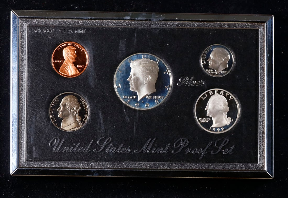1992 United States Mint Proof Set 5 coins No Outer Box: 1992 United States Mint Proof Set 5 coins No Outer Box. Includes 5 Very Deep Cameo Proof Coins, the original Mint Packaging and the COA.