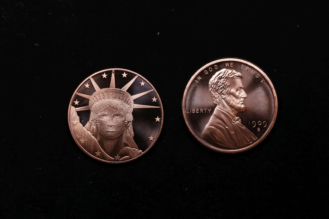 Group of Two 1oz .999 Fine Copper Bullion Rounds - Statue of Liberty & Lincoln Cent Styles Grades (1 of 2)