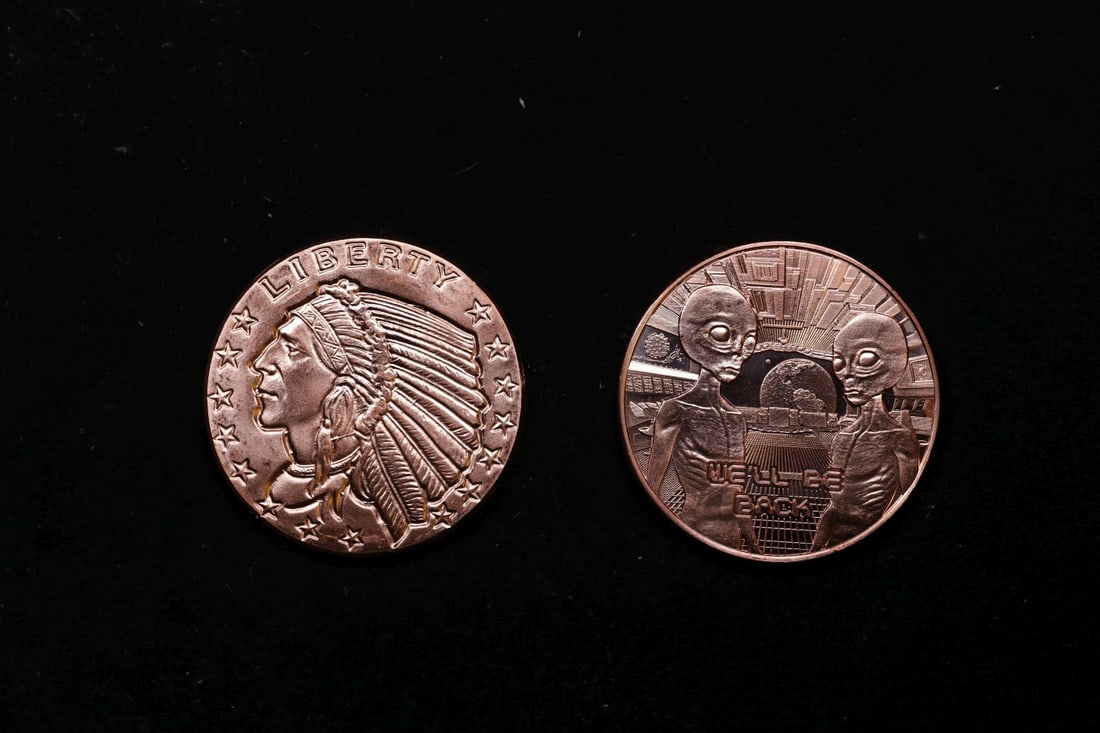 Group of Two 1oz .999 Fine Copper Bullion Rounds - Gold Indian & "We'll Be Back" Styles Grades (1 of 2)