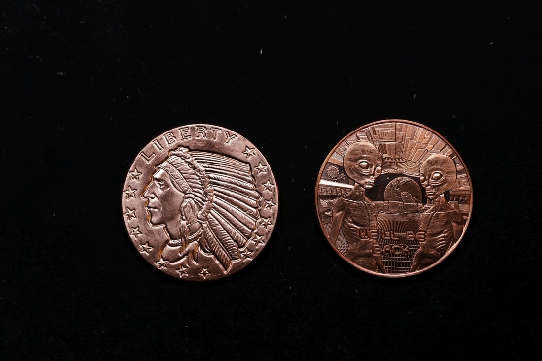 Group of Two 1oz .999 Fine Copper Bullion Rounds - Gold Indian & "We'll Be Back" Styles Grades (1 of 2)