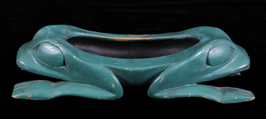 Tlingit Carved Double Frog Bowl ca. 1900 9 1/2" L. 4: Tlingit Carved Double Frog Bowl ca. 1900 9 1/2" L. 4 1/4" W. Good Condition