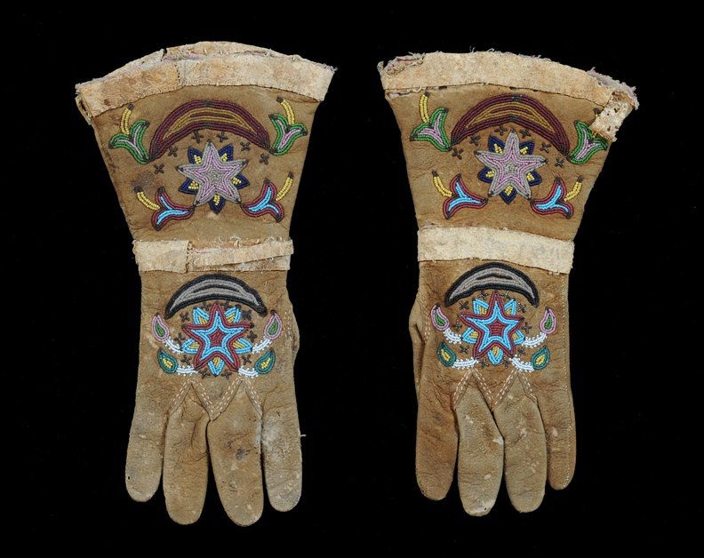 Pair of Plateau Beaded Gloves with Floral Design ca. (1 of 2)
