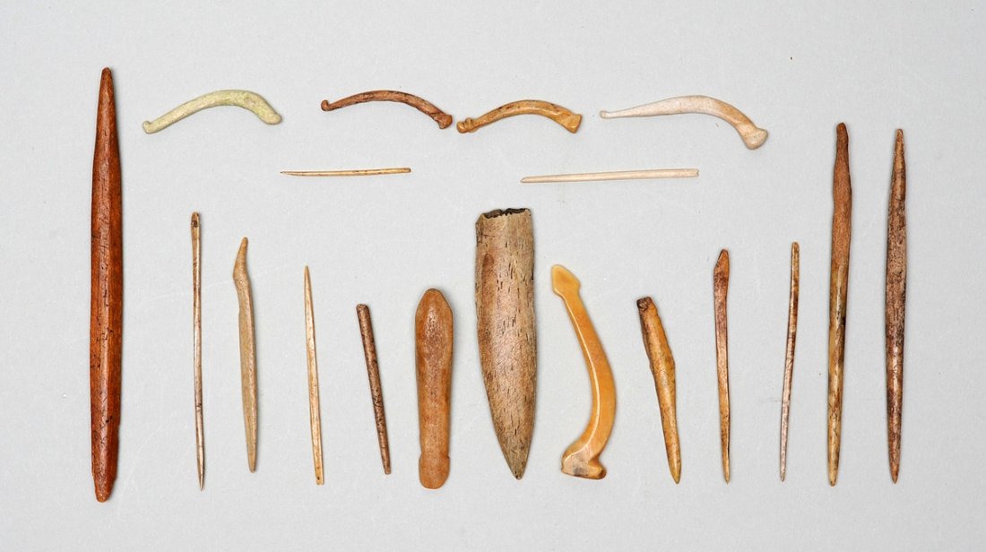 19 Inuit Bone and Marine Ivory Needles 1 1/2" L. Good: 19 Inuit Bone and Marine Ivory Needles 1 1/2" L. Good Condition NOT ALLOWED TO SHIP OUTSIDE CANADA