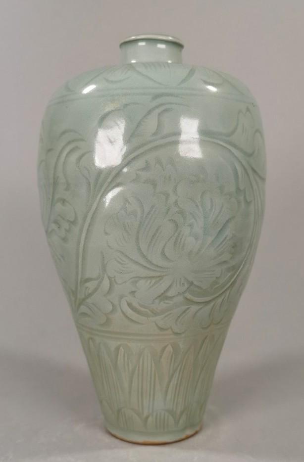 CHINESE CELADON PORCELAIN VASE (1 of 6)
