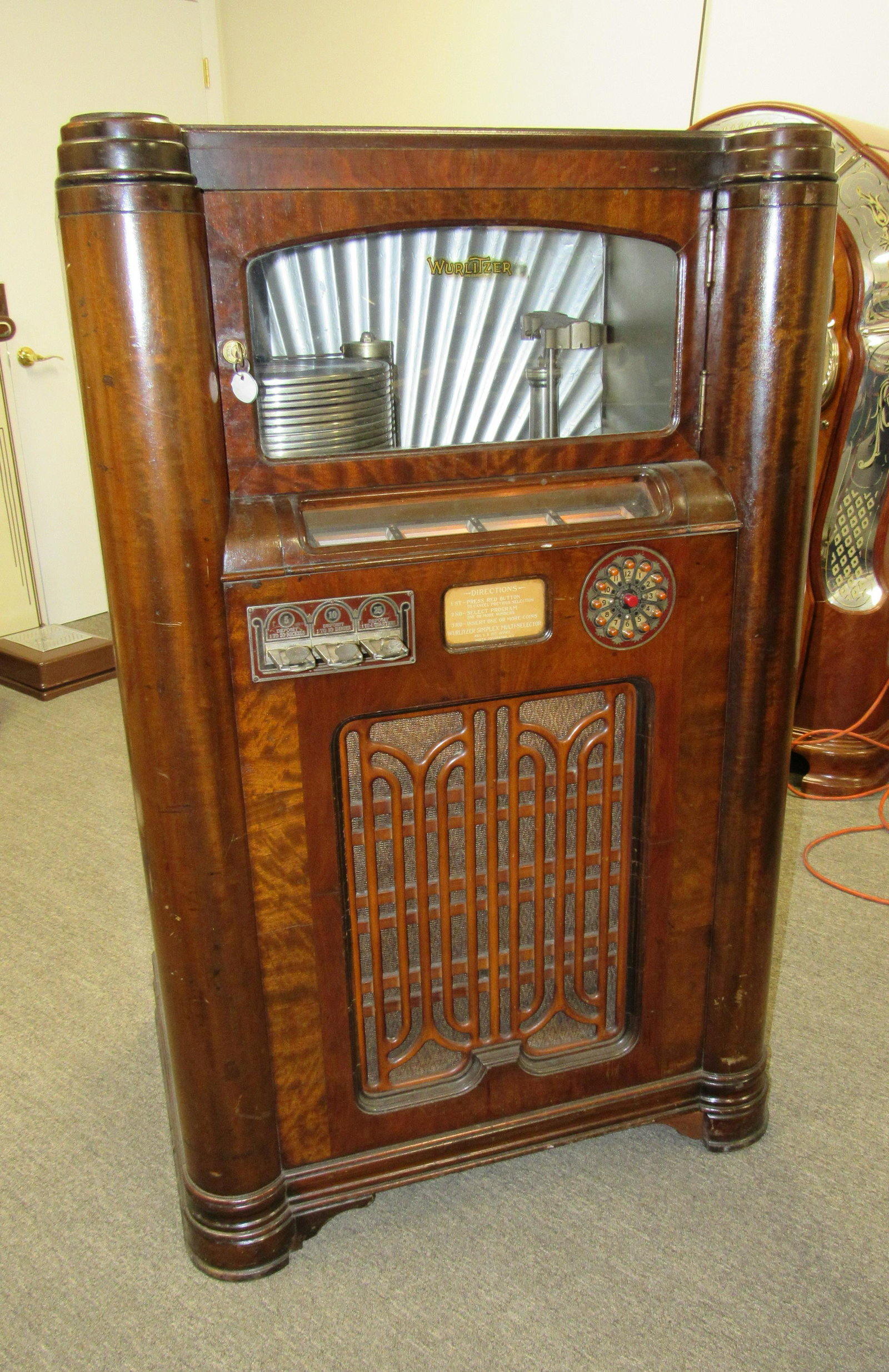 1930s Wurlitzer Model 412 Jukebox: 1930s Wurlitzer Model 412 Jukebox. Displays well, unrestored. Dimensions: 50.5 x 31 x 22.5
