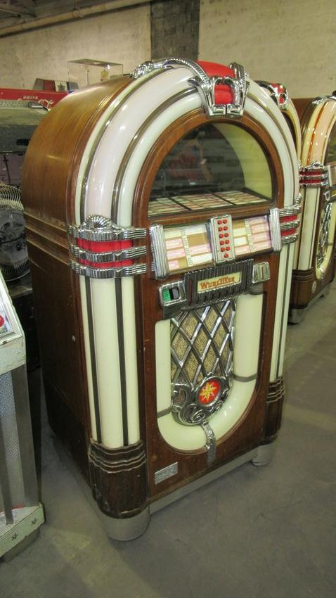 Wurlitzer OMT 1015 Bubbler 45rpm Jukebox: Wurlitzer OMT 1015 Bubbler 45rpm Jukebox, needs restored. From an old vending company in Philadelphia, PA. Dimensions: 60 x 34 x 26
