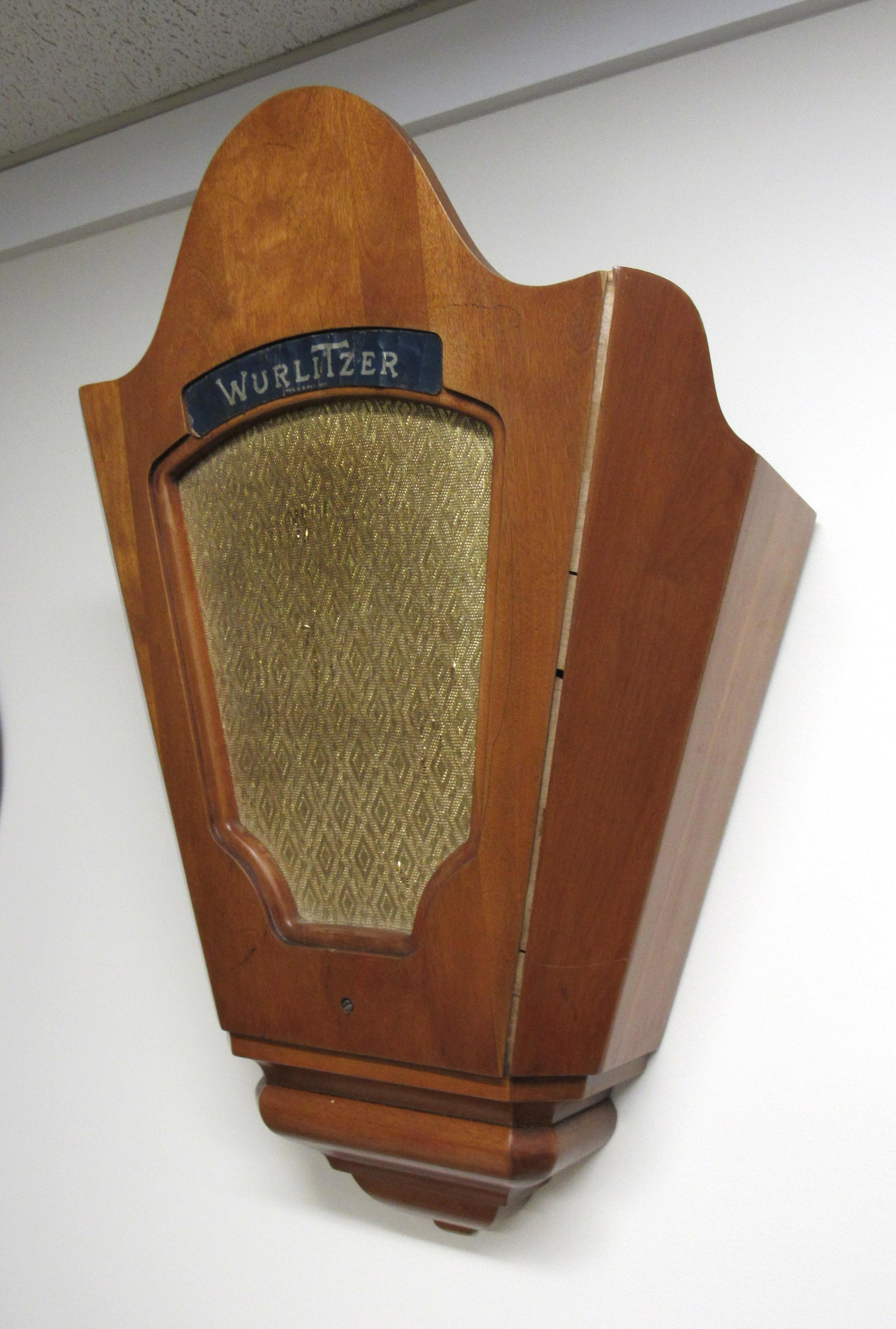 Wurlitzer Wooden Speaker for 780 Jukebox: Wurlitzer Wooden Speaker for 780 Jukebox, Original. Dimensions: 28 x 20 x 12