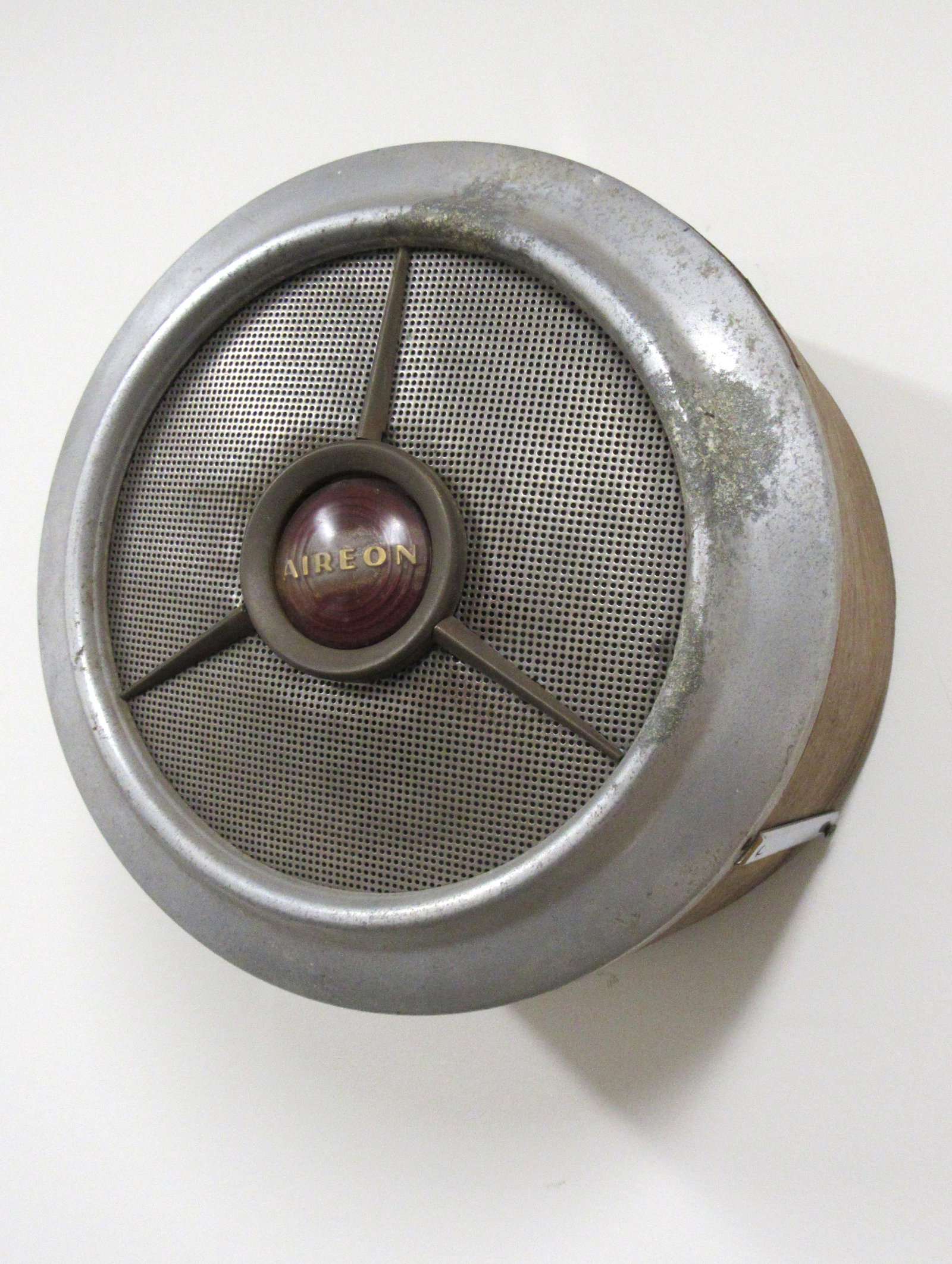 Original Aireon Jukebox Speaker: Original Aireon Jukebox Speaker . Has water damage to wood, corrosion to front Dimensions: 14.5 x 14.5 x 9