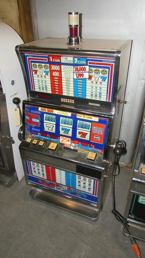 IGT Red, White & Blue Coin Operated Slot Machine: IGT Red, White & Blue Coin Operated Slot Machine, working. Dimensions: 48 x 25 x 21