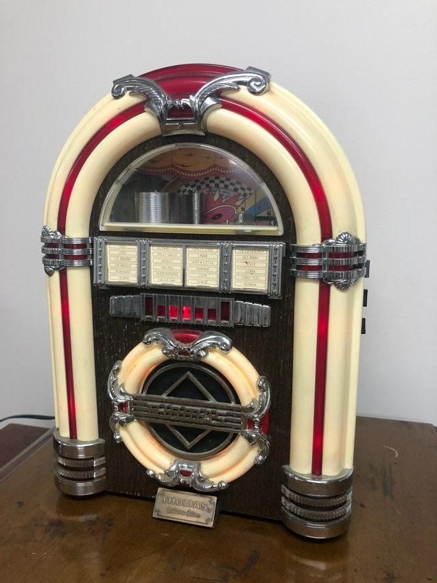 Thomas Collector's Bubbler Jukebox Radio / Cassette: Thomas Collector's Bubbler Jukebox Radio / Cassette. Dimensions: 14.5 x 10.5 x 7