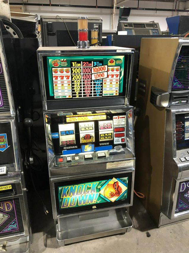 IGT Knock Down Coin Operated Slot Machine: IGT Knock Down Coin Operated Slot Machine, working. Dimensions: 47 x 21 x 23