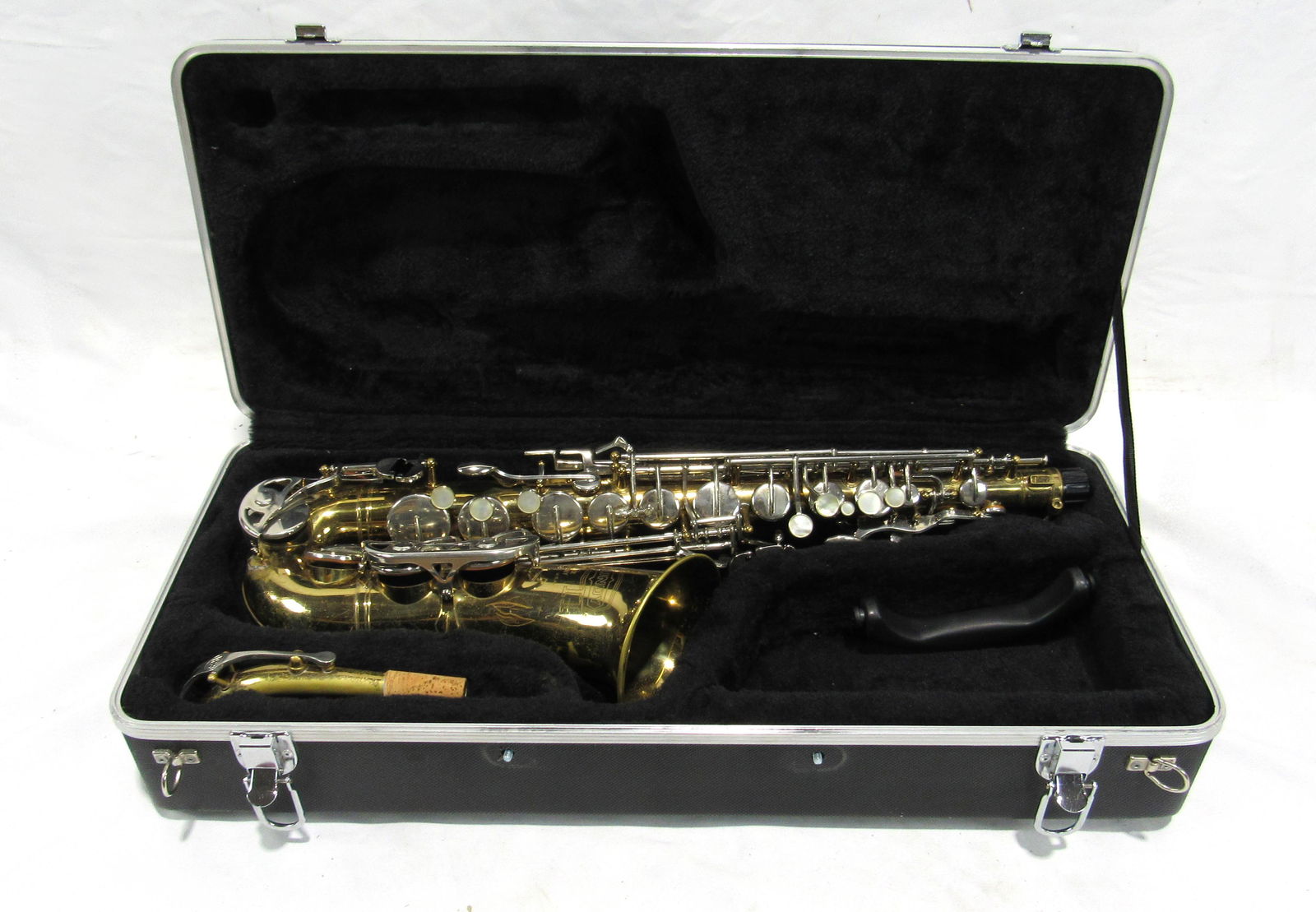 Bundy II Saxophone with Case (1 of 3)