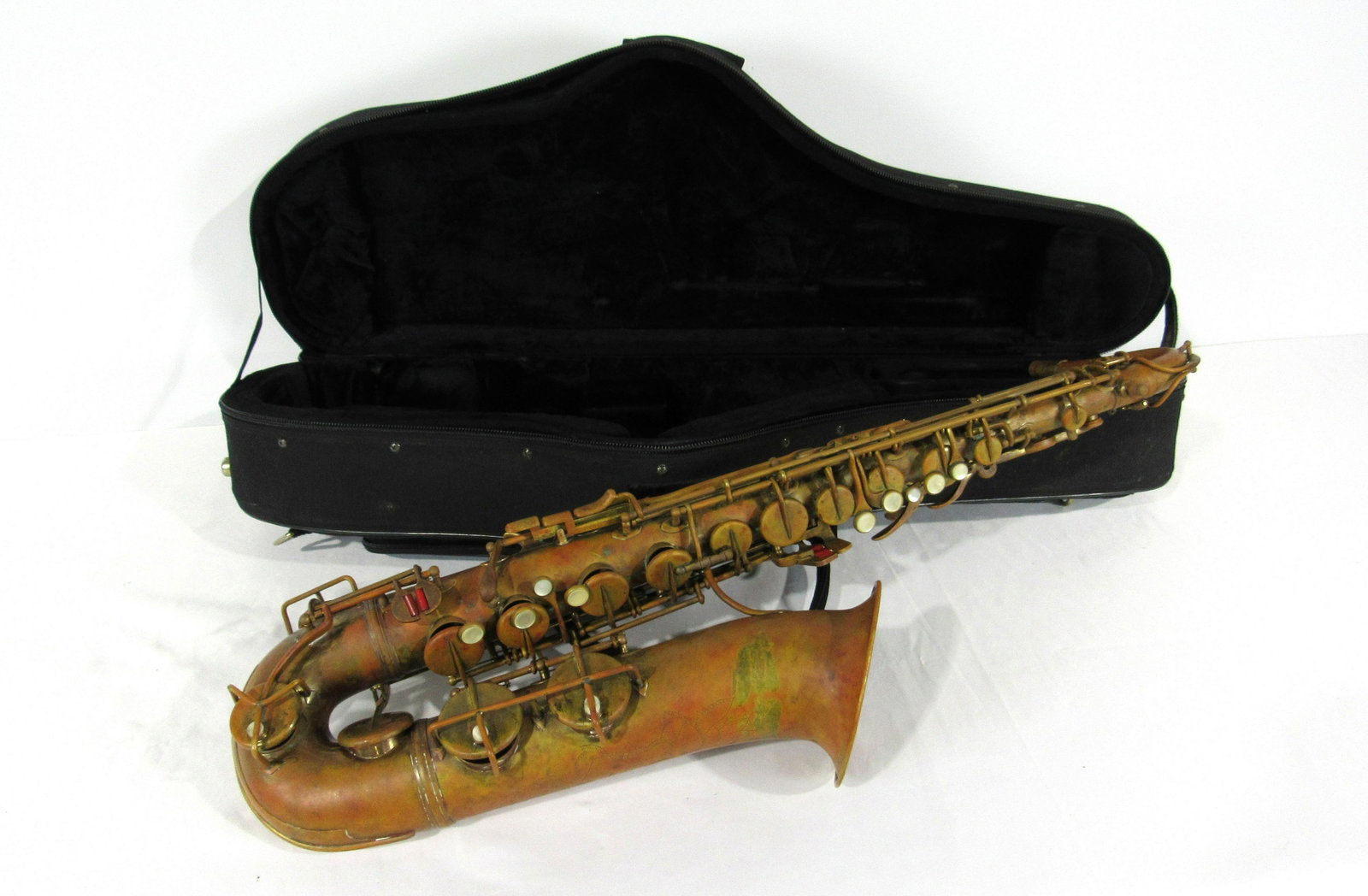 Saxophone with Case, Made in Italy: Saxophone with Case, Made in Italy. In-house shipping available. Dimensions: 35 x 12 x 11