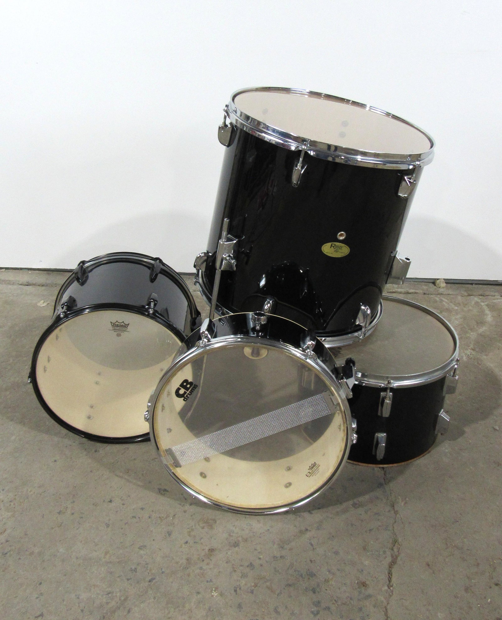Four Assorted Drums including Royce and Pearl: Four Assorted Drums including Royce and Pearl. Assorted conditions and brands. Buy for parts or repair. This item requires third party shipping or pickup arrangements to be made.Dimensions for Royce: 