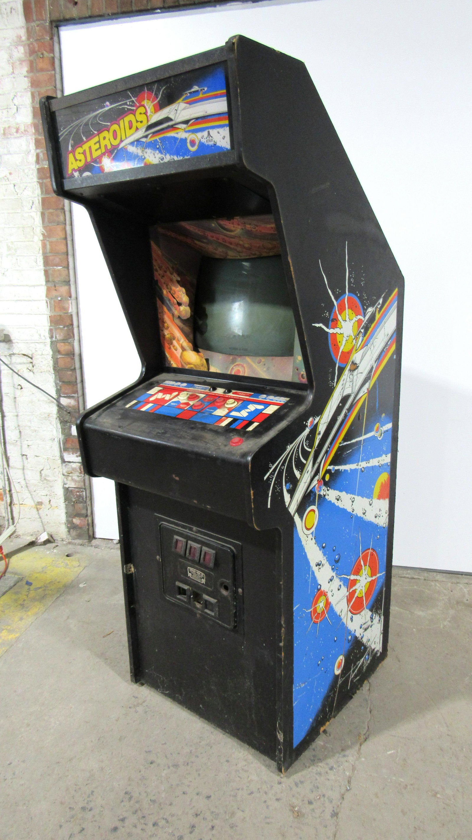 Atari Asteroids Arcade Game: Atari Asteroids Arcade Game. Plays blind, no picture on screen. No back door or front glass. This item requires third party shipping or pickup arrangements to be made. Dimensions: 73 x 25.5 x 31.5