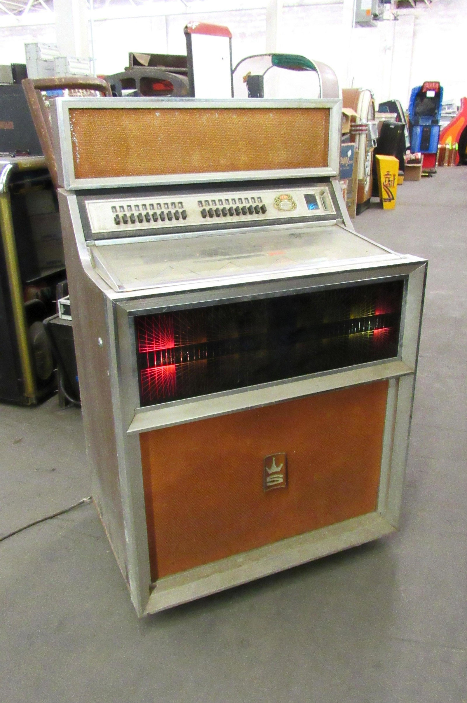 Seeburg Model SE100 Coin Operated Jukebox: Seeburg Model SE100 Coin Operated Jukebox, complete. This item requires third party shipping or pickup arrangements to be made. Dimensions: 49 x 31 x 22