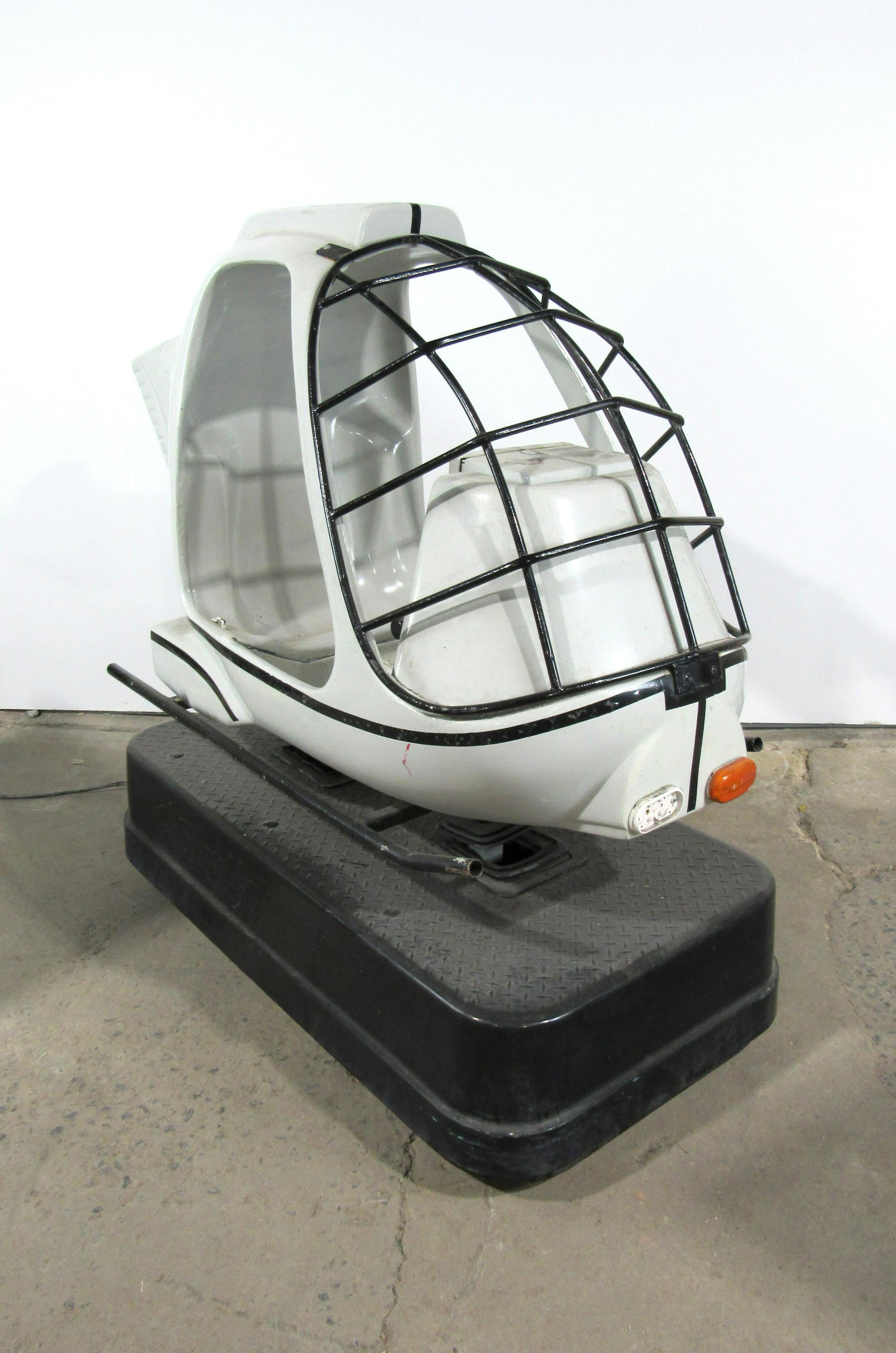 White SkyCopter Helicopter Coin Operated Kiddie Ride: White SkyCopter Helicopter Coin Operated Kiddie Ride, not working. This item requires third party shipping or pickup arrangements to be made. Dimensions: 54 x 31 x 68