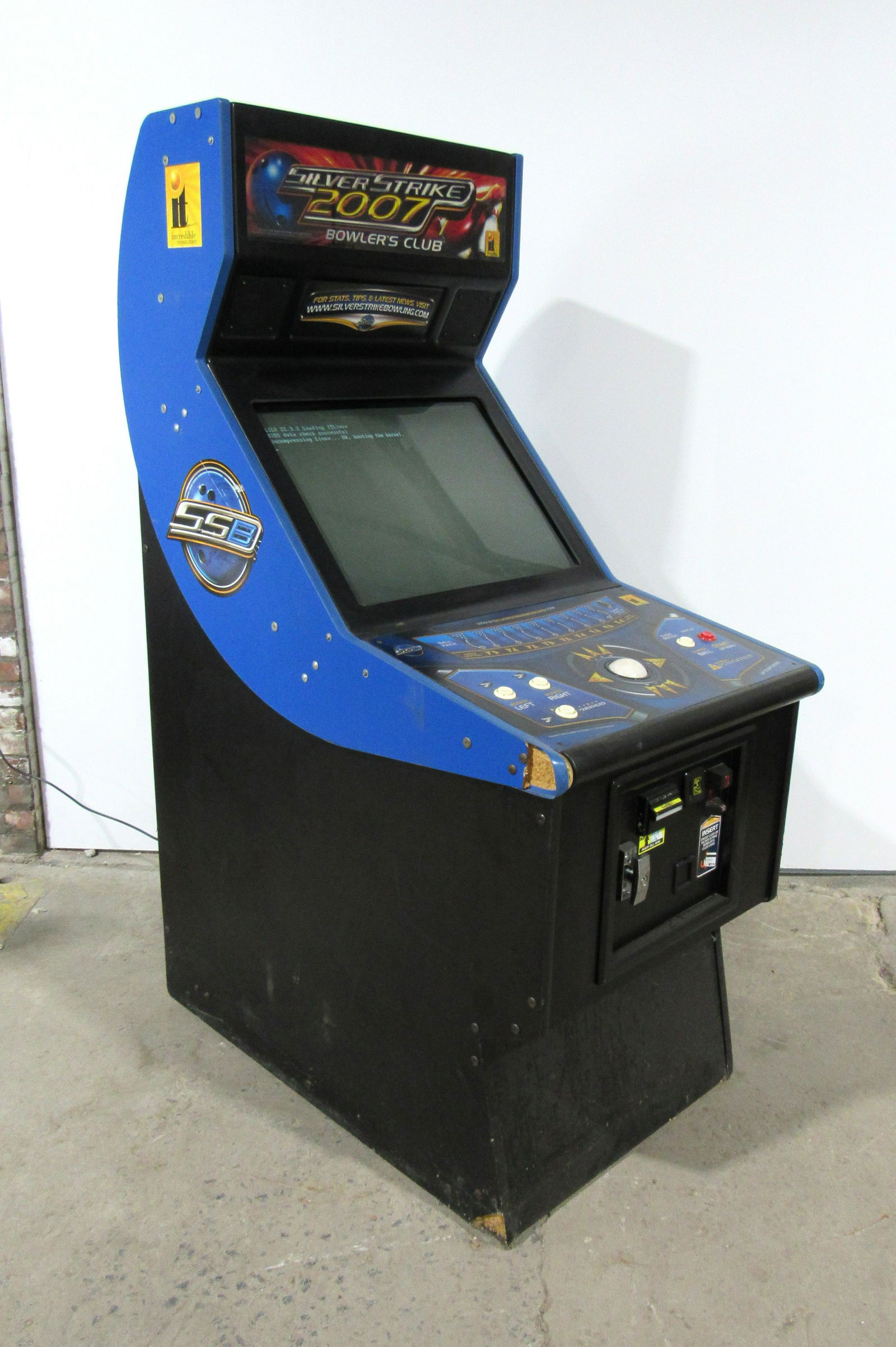IT Silver Strike 2007 Bowler's Club Bowling Arcade Game: IT Silver Strike 2007 Bowler's Club Bowling Arcade Game with flat screen. Game keeps rebooting, needs work. This item requires third party shipping or pickup arrangements to be made. Dimensions: 69 x