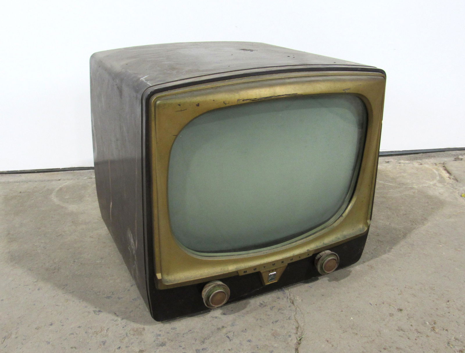 Vintage Motorola Television: Vintage Motorola TV / Television. For parts or decoration. This item requires third party shipping or pickup arrangements to be made. Dimensions: 22 x 22 x 28