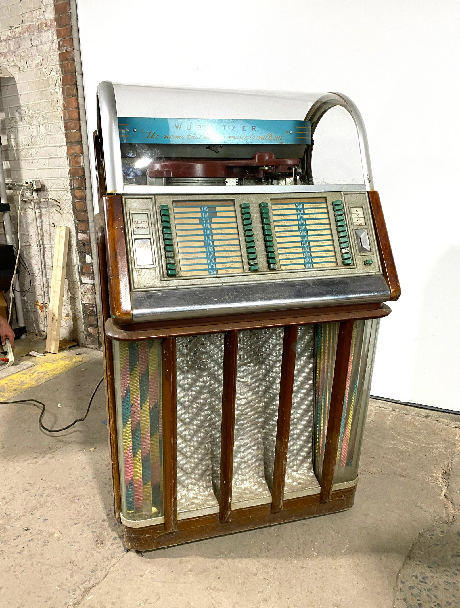 1953 Wurlitzer Model 1650 Coin Operated Jukebox: 1953 Wurlitzer Model 1650 Coin Operated Jukebox, for restoration. Has a plastic dome. This item requires third party shipping or pickup arrangements to be made. Dimensions: 86 x 33 x 28