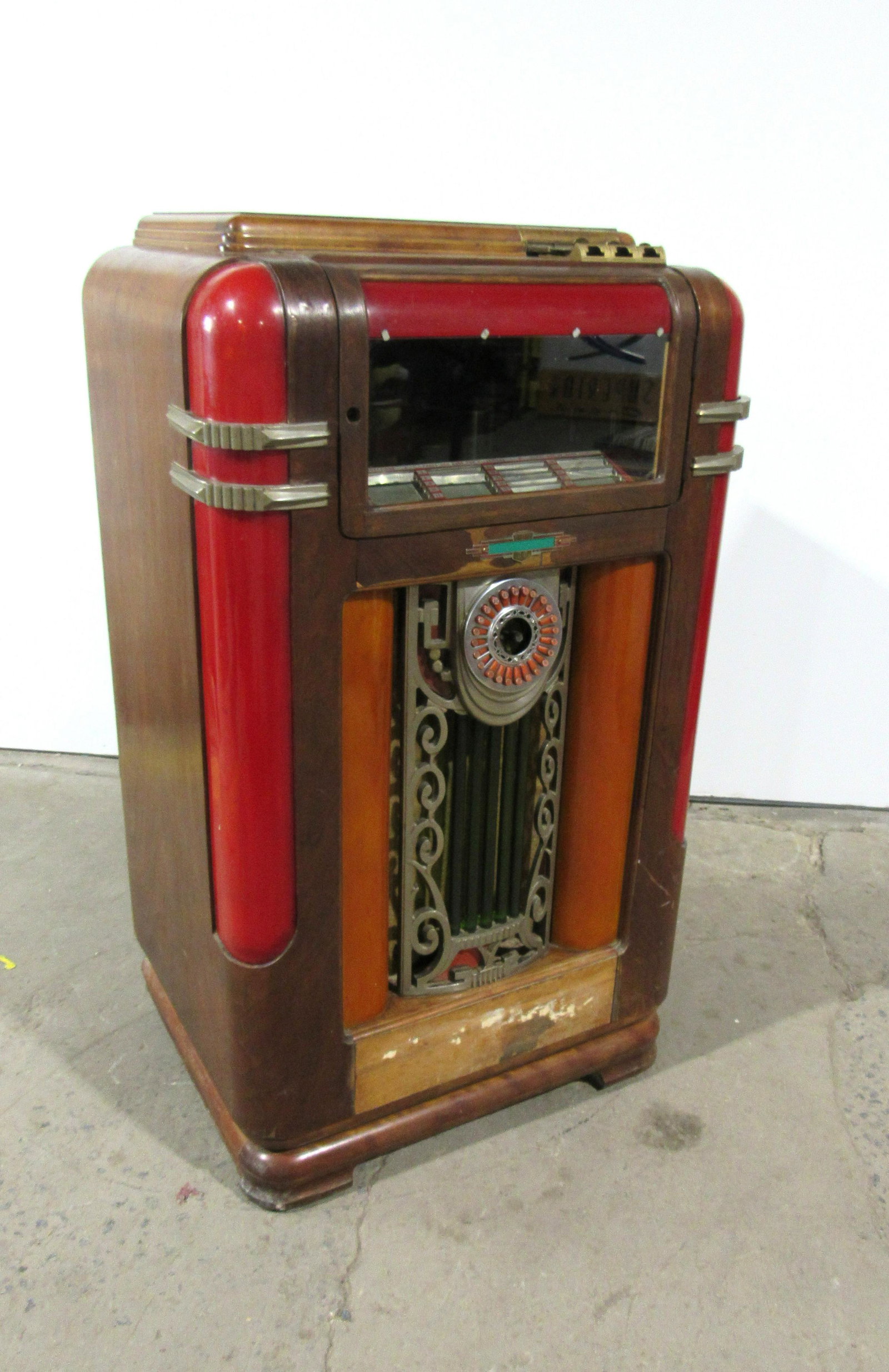 Wurlitzer Model 600 Coin Operated Jukebox: Wurlitzer Model 600 Coin Operated Jukebox, for restoration. This item requires third party shipping or pickup arrangements to be made. Dimensions: 55 x 33x 25