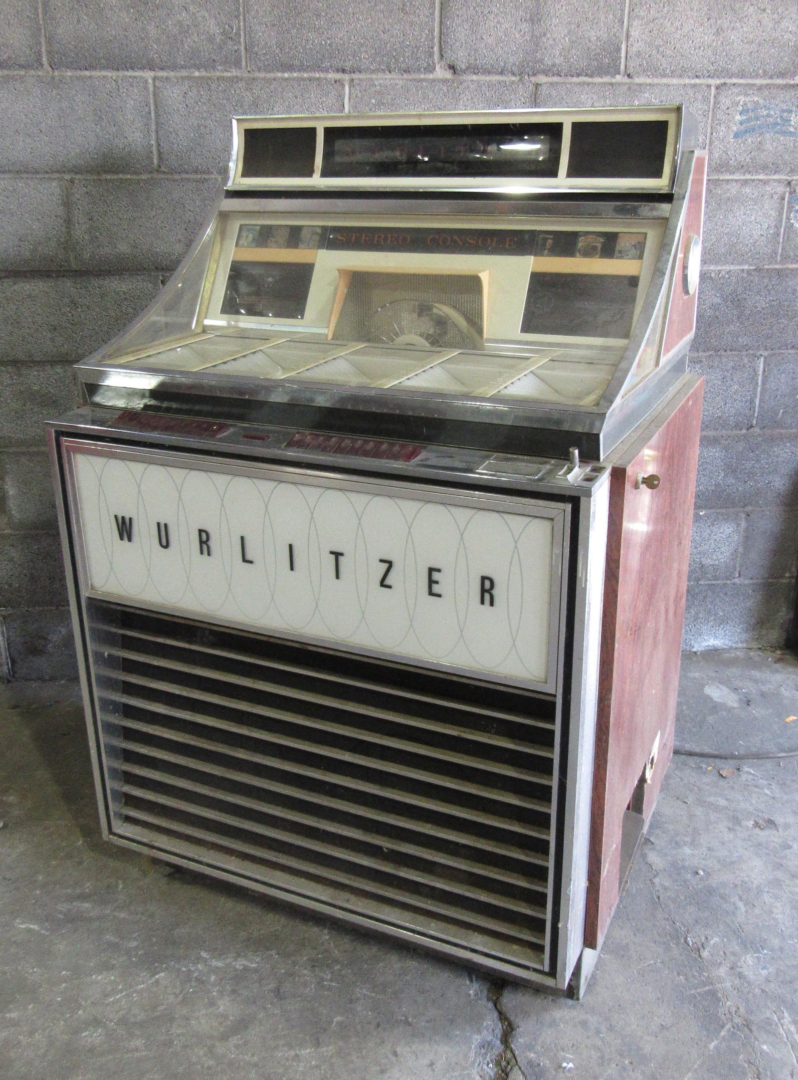 Wurlitzer Model 3010 Coin Operated Jukebox: Wurlitzer Model 3010 Coin Operated Jukebox, complete not working. This item requires third party shipping or pickup arrangements to be made. Dimensions: 54 x 36 x 27