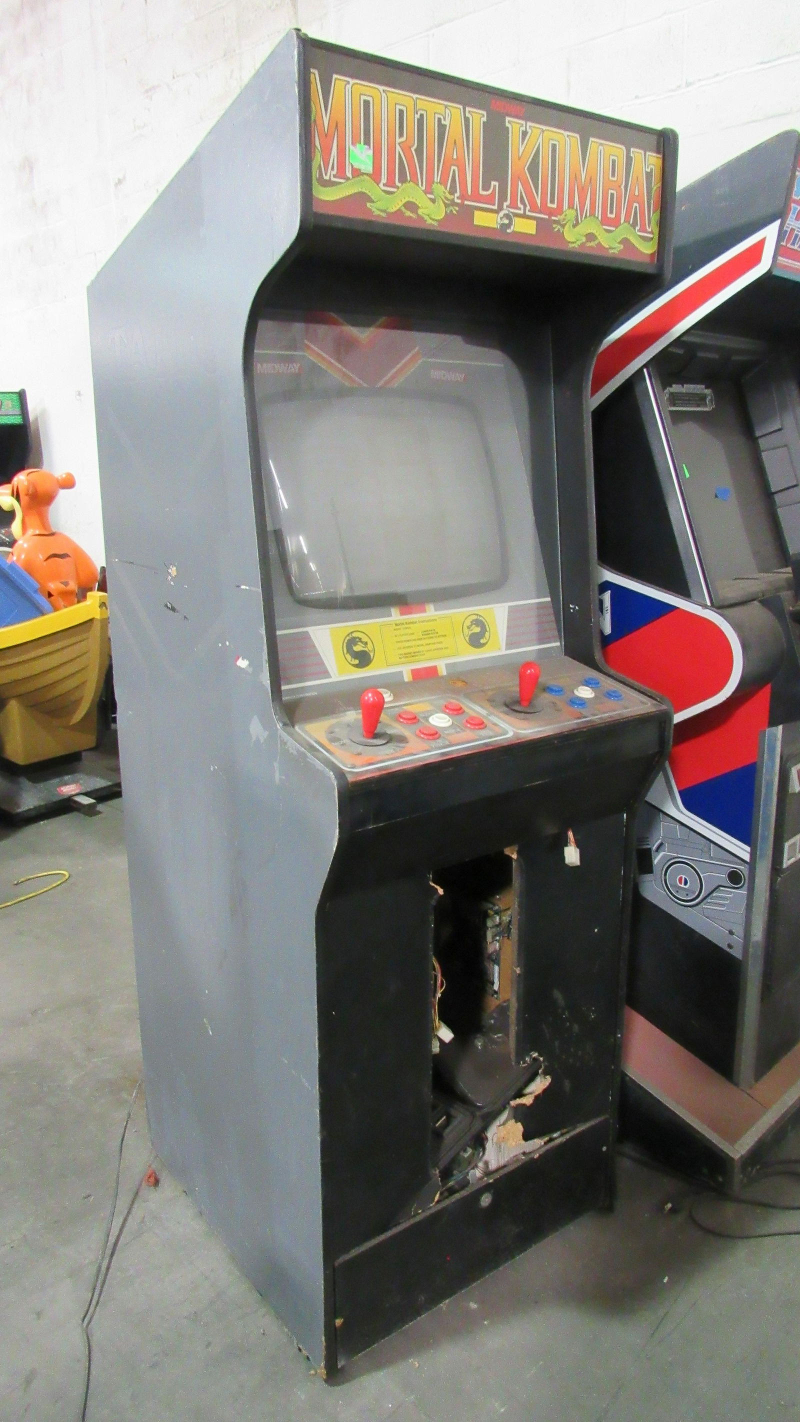 Midway Mortal Kombat Arcade Game: Midway Mortal Kombat Arcade Game, not working. Front cabinet damaged. This item requires third party shipping or pickup arrangements to be made. Dimensions: 72 x 25 x 30