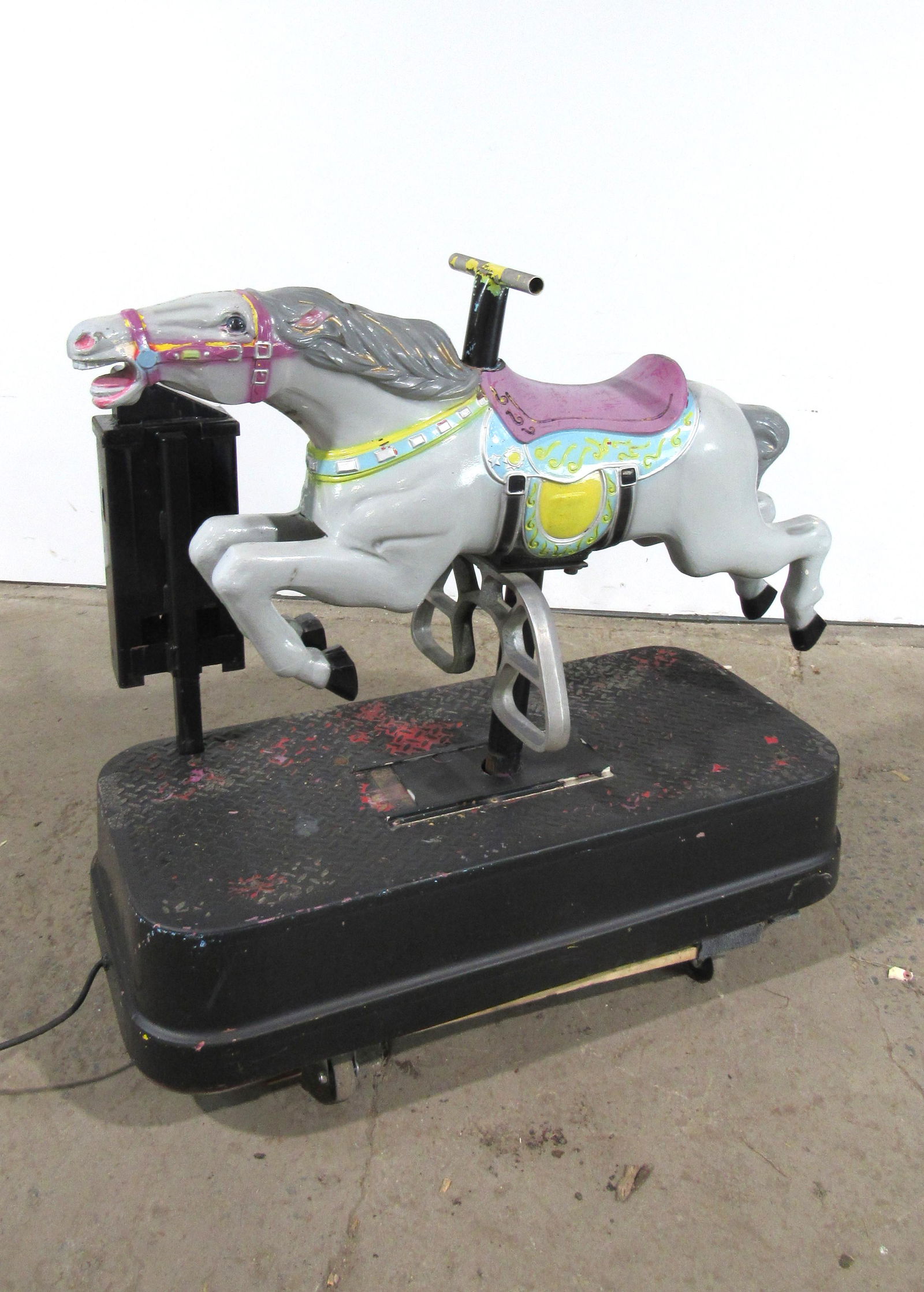 Grey Thunder Horse Coin Operated Kiddie Ride: Grey Thunder Horse Coin Operated Kiddie Ride, working no sound. Has been stored outside. This item requires third party shipping or pickup arrangements to be made. Dimensions: 42 x 30 x 48