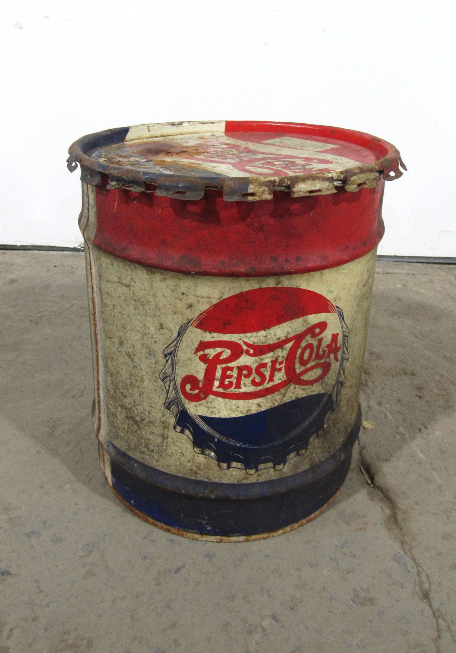 1940s Pepsi-Cola Double Dot 10 Gallon Metal Syrup Drum: 1940s Pepsi-Cola Double Dot 10 Gallon Metal Syrup Drum. In-house shipping available. Dimensions: 18 x 16 x 16