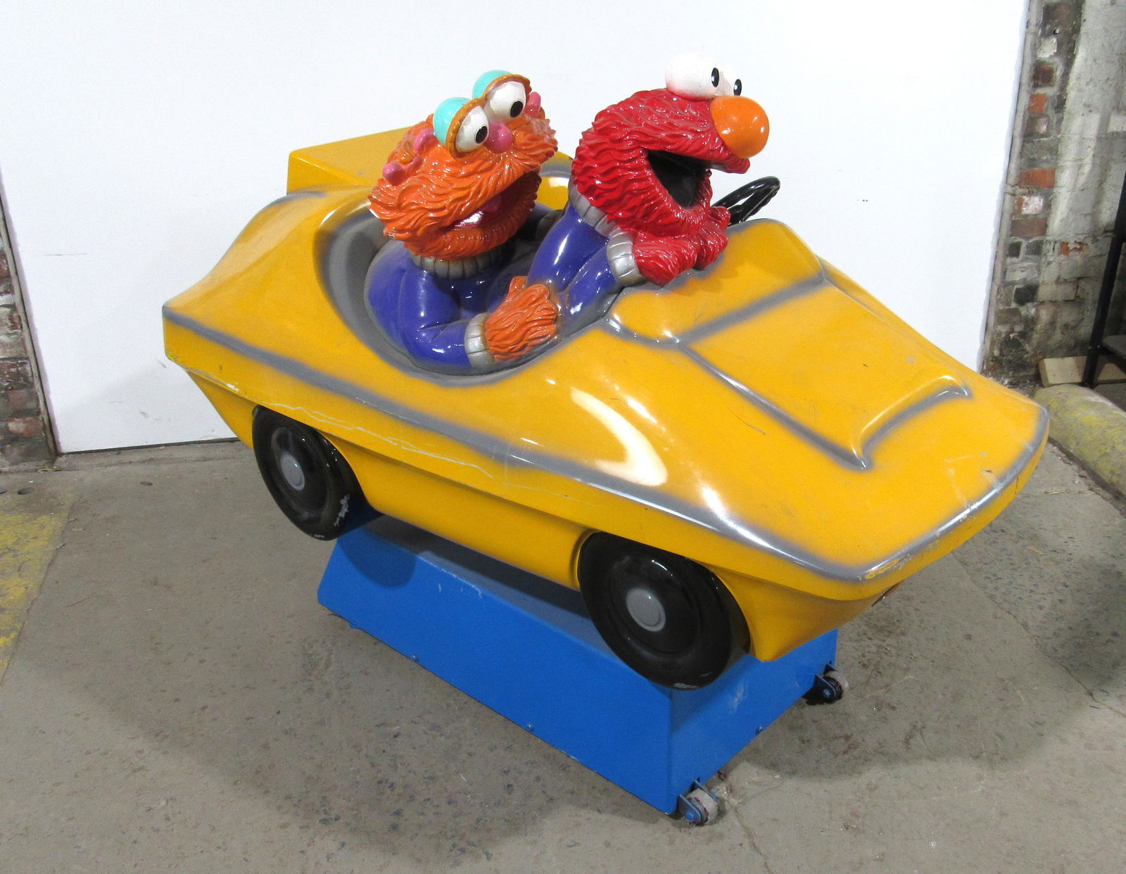 Licensed Sesame Street Elmo & Zoe Coin Op Kiddie Ride: Licensed Sesame Street Elmo & Zoe Coin Operated Kiddie Ride, working no sound. This item requires third party shipping or pickup arrangements to be made. Dimensions: 48 x 39 x 62
