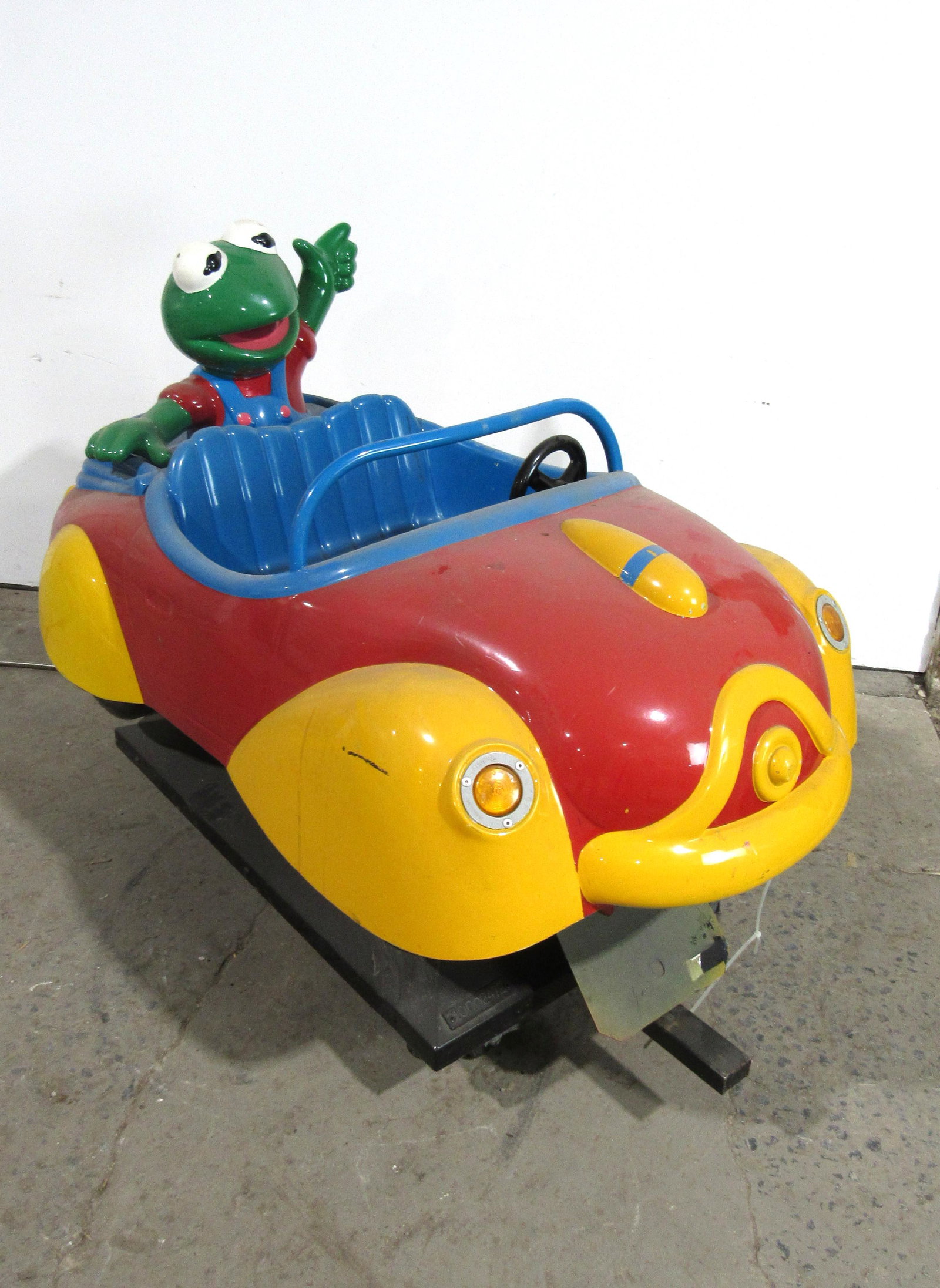 Licensed Sesame Street Baby Kermit Kiddie Ride: Licensed Sesame Street Baby Kermit Kiddie Ride, not working. Missing coin mech. This item requires third party shipping or pickup arrangements to be made. Dimensions: 36 x 31 x 58