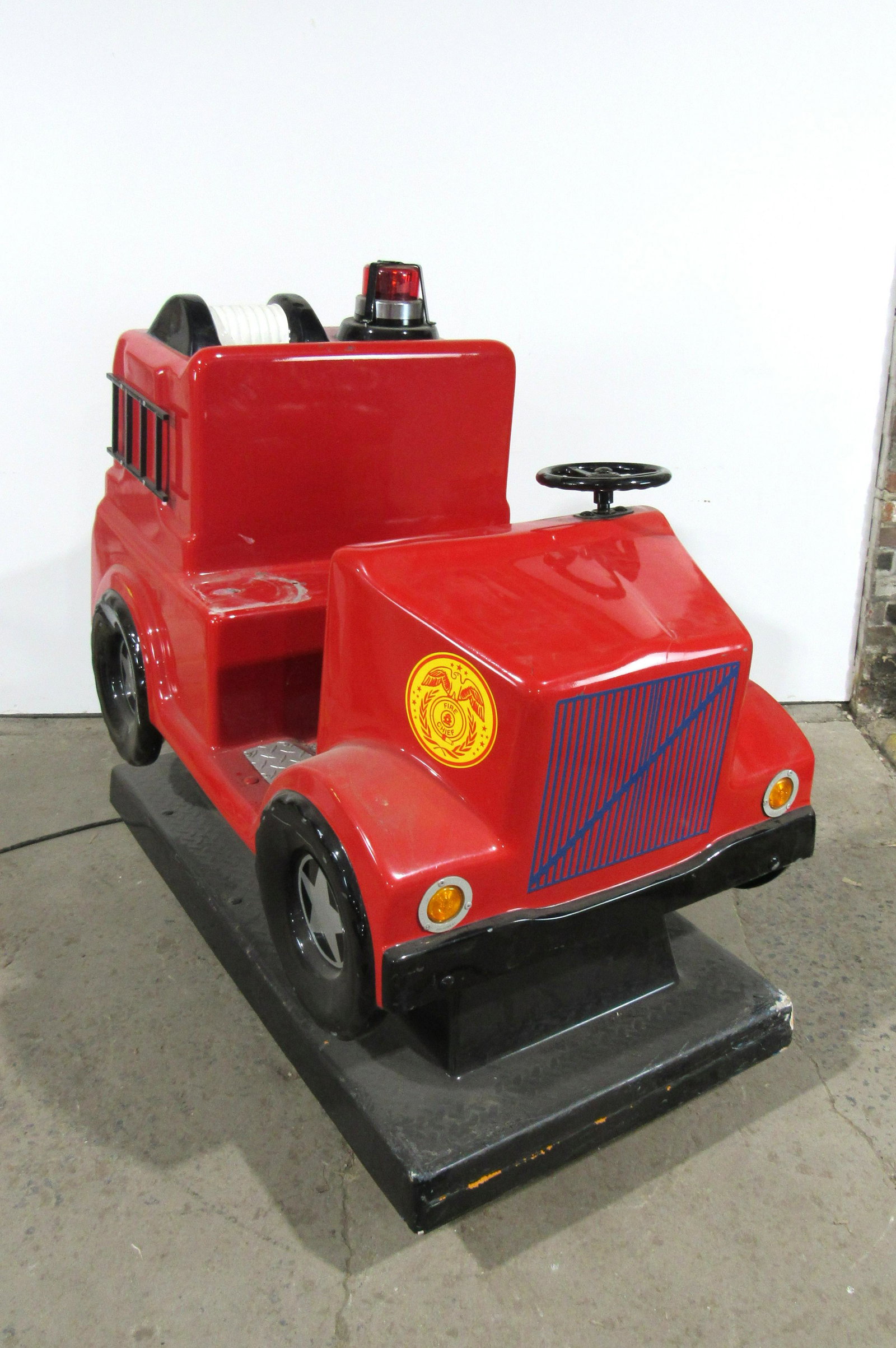 Fire Engine Coin Operated Kiddie Ride: Fire Engine Coin Operated Kiddie Ride, working with sound. This item requires third party shipping or pickup arrangements to be made. Dimensions: 42 x 30 x 50