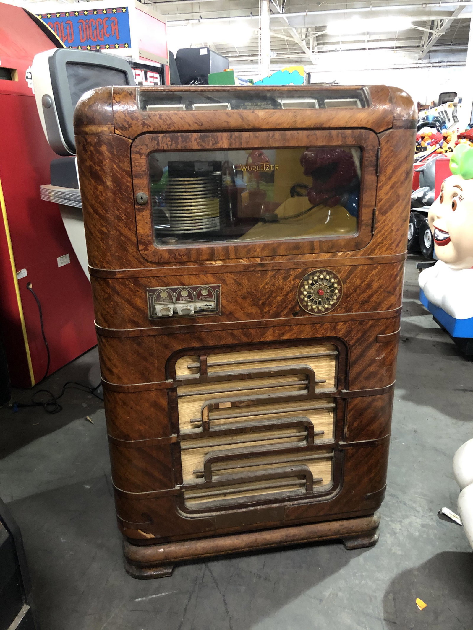 Wurlitzer Model 616 Jukebox for Parts or Restoration: Wurlitzer Model 616 Jukebox for Parts or Restoration. This item requires third party shipping or pickup arrangements to be made. Dimensions: 52 x 33 x 25
