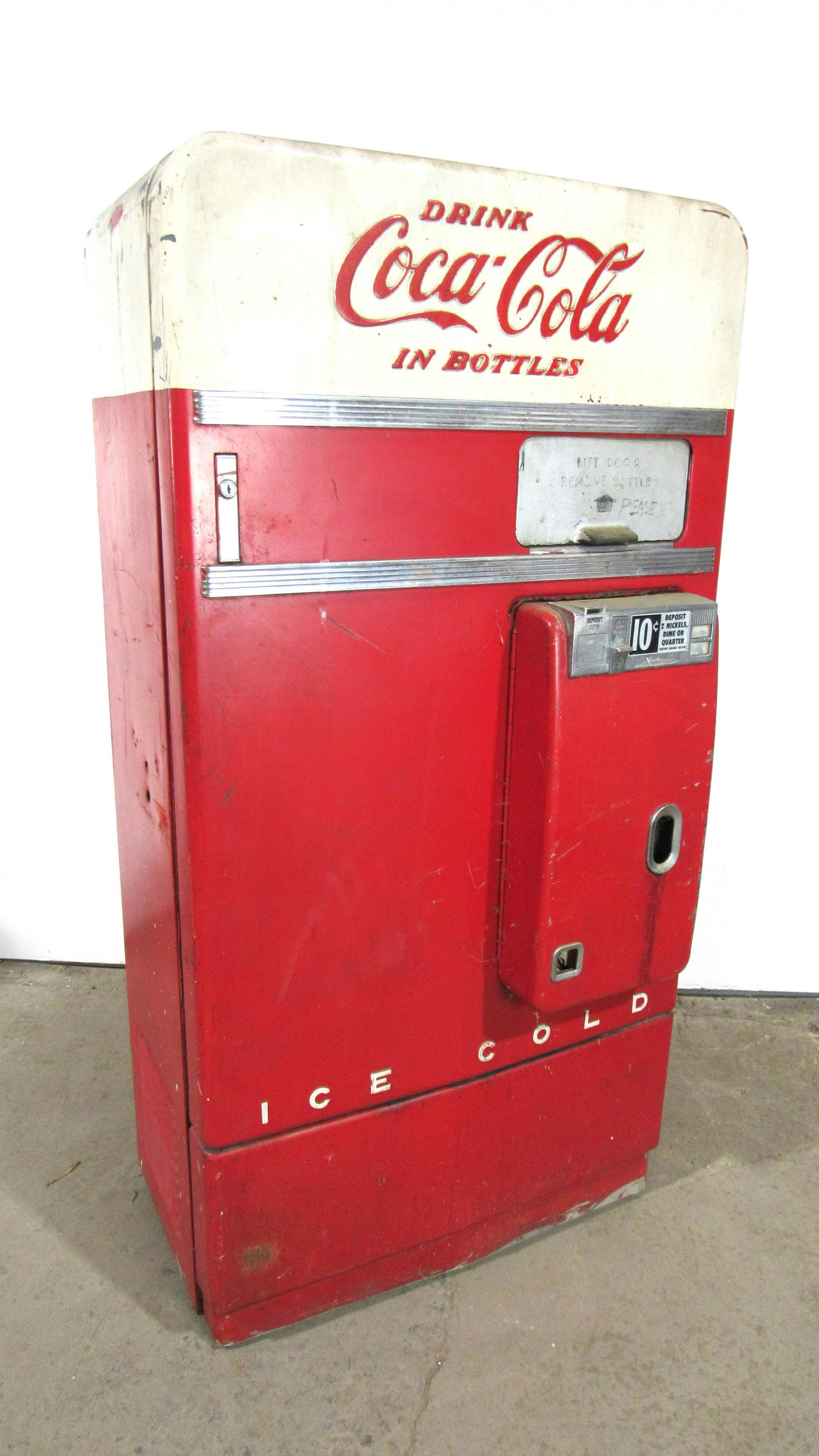 1950s Coca Cola Vendo 83 Coin Operated Machine (1 of 7)