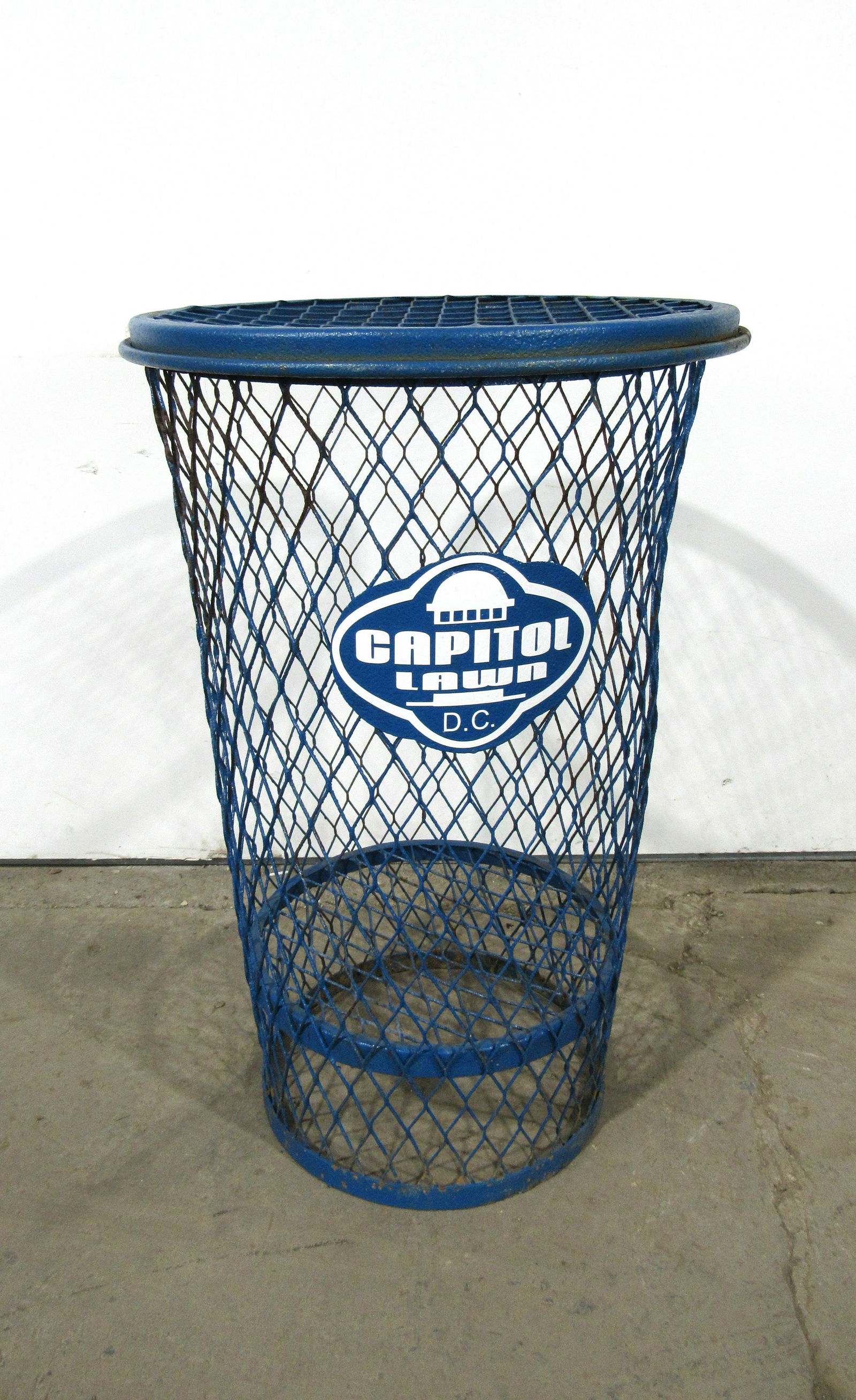 Washington, DC Capitol Lawn Wire Trashcan (1 of 2)