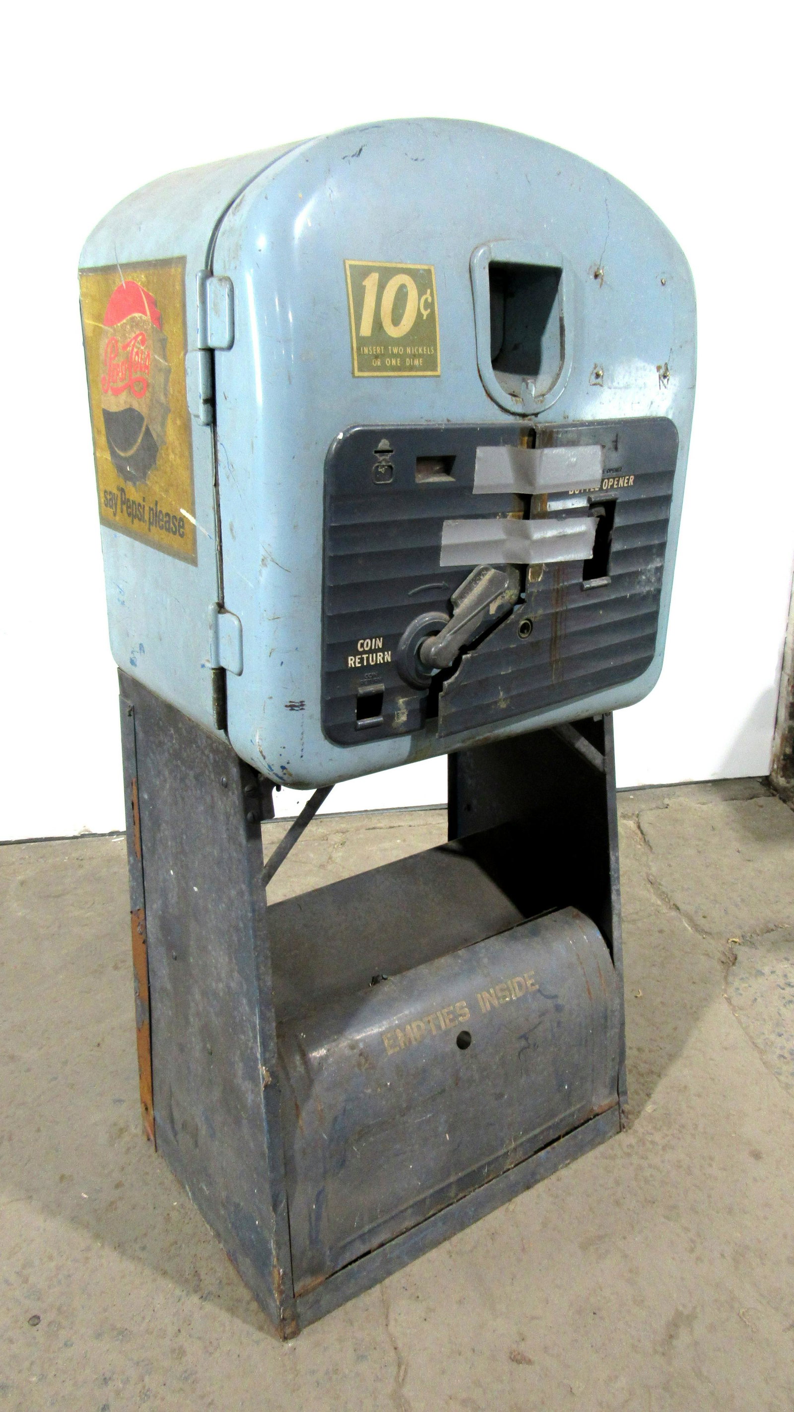 Pepsi Coin Operated Vendorlator VMC-27: Pepsi Coin Operated Vendorlator VMC-27. Locked, no key. Coin mech is present. This item requires third party shipping or pickup arrangements to be made. Dimensions: 58 x 24 x 22