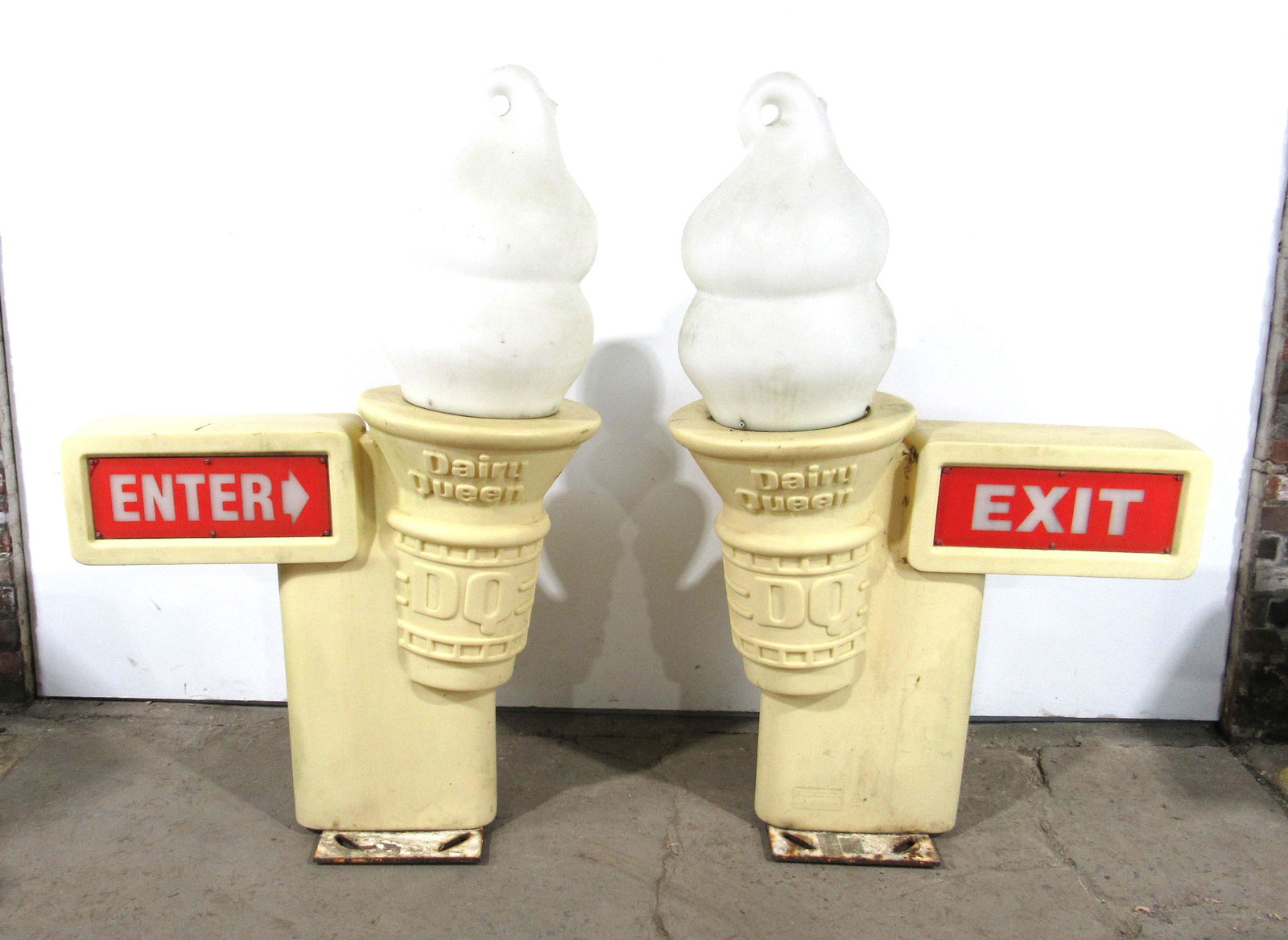 4.5 FT TALL Dairy Queen Ice Cream Cone Enter & Exit (1 of 4)