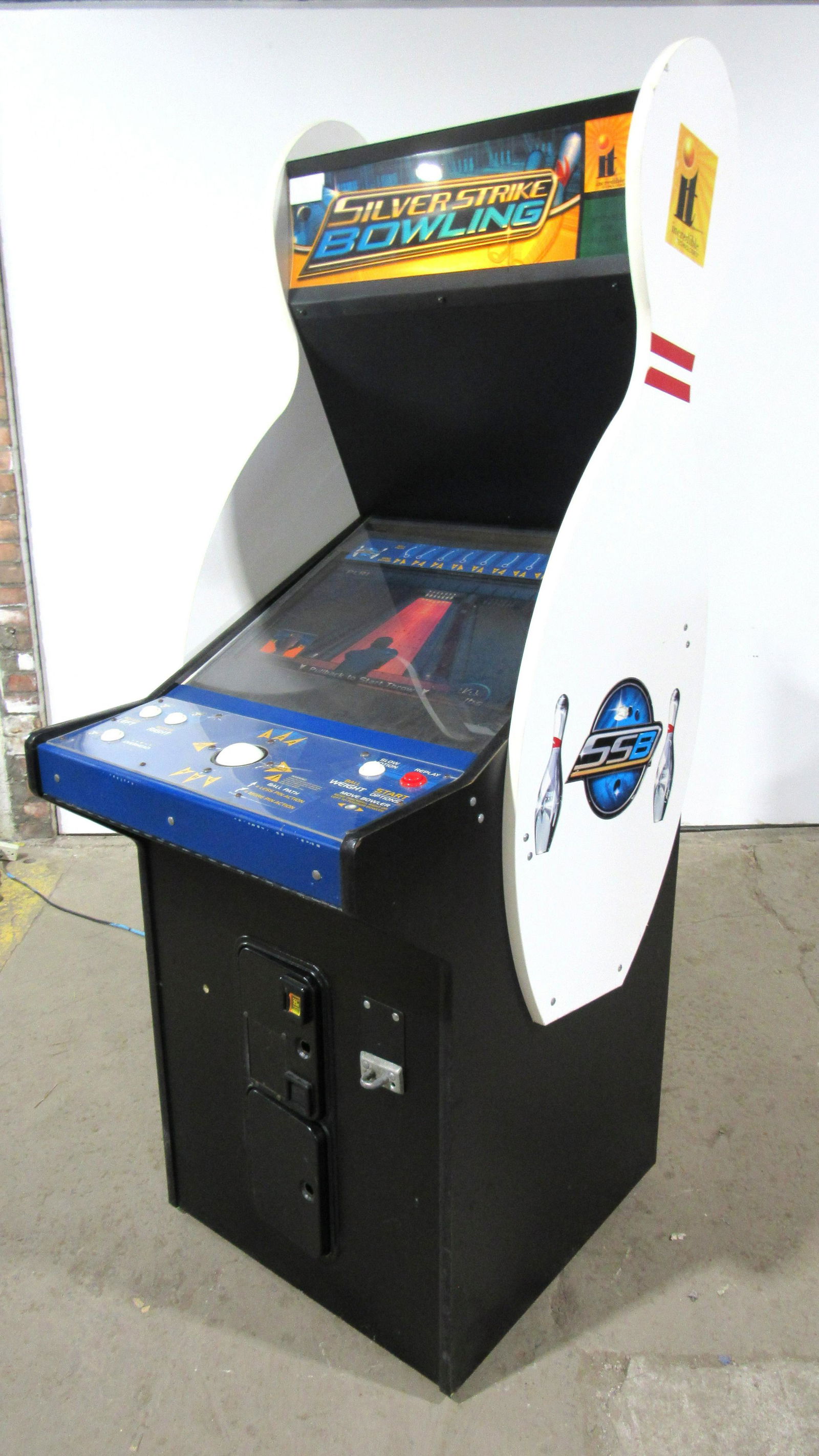 IT Silver Strike Bowling Arcade Game with Flatscreen (1 of 3)