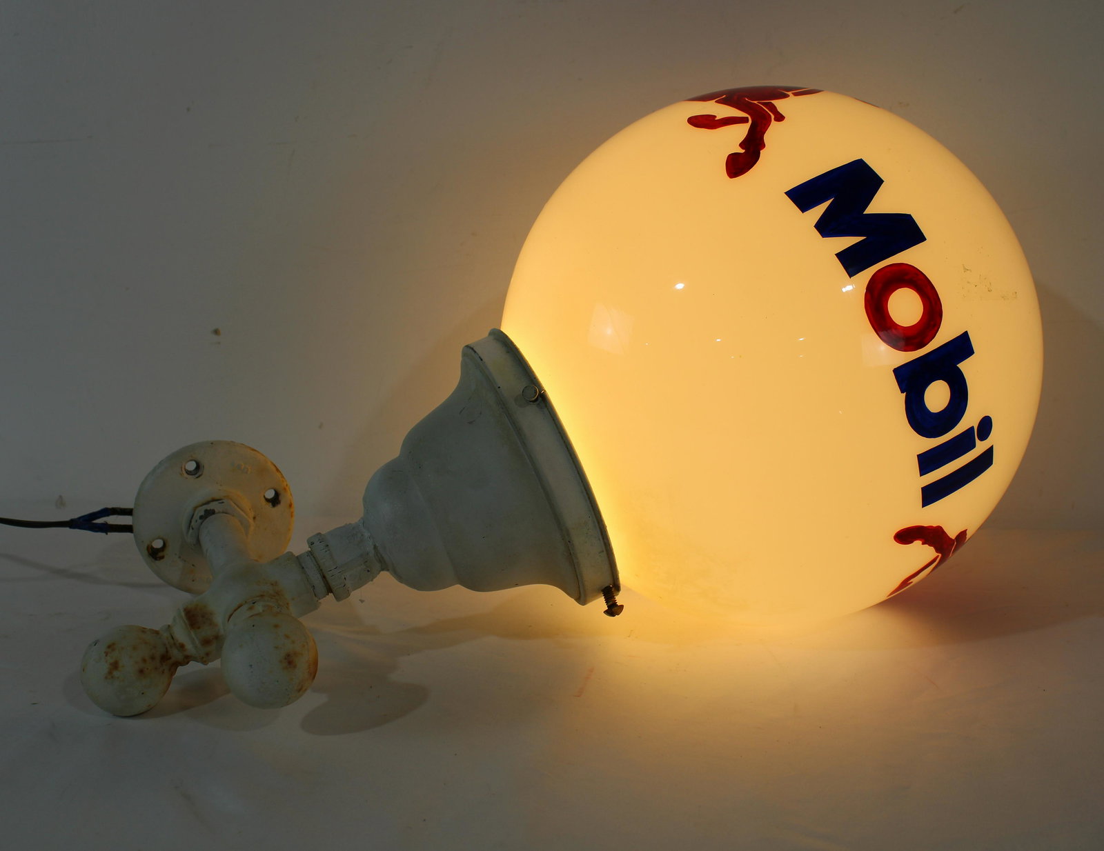 Mobil Pegasus Light Up Globe on Bracket: Mobil Pegasus Light Up Globe on Bracket. Paint has been re-done. Local pickup only. Dimensions: 24 x 14 x 14