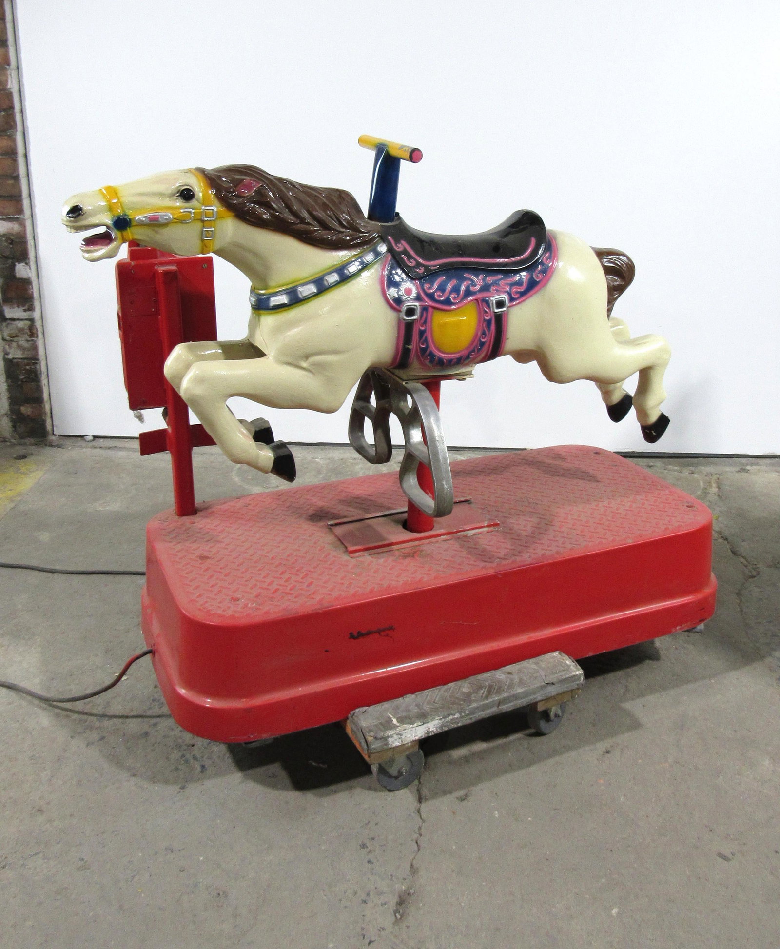 Thunder Horse Coin Operated Kiddie Ride: Thunder Horse Coin Operated Kiddie Ride, working no sound. This item requires third party shipping or pickup arrangements to be made. Dimensions: 41 x 24 x 57