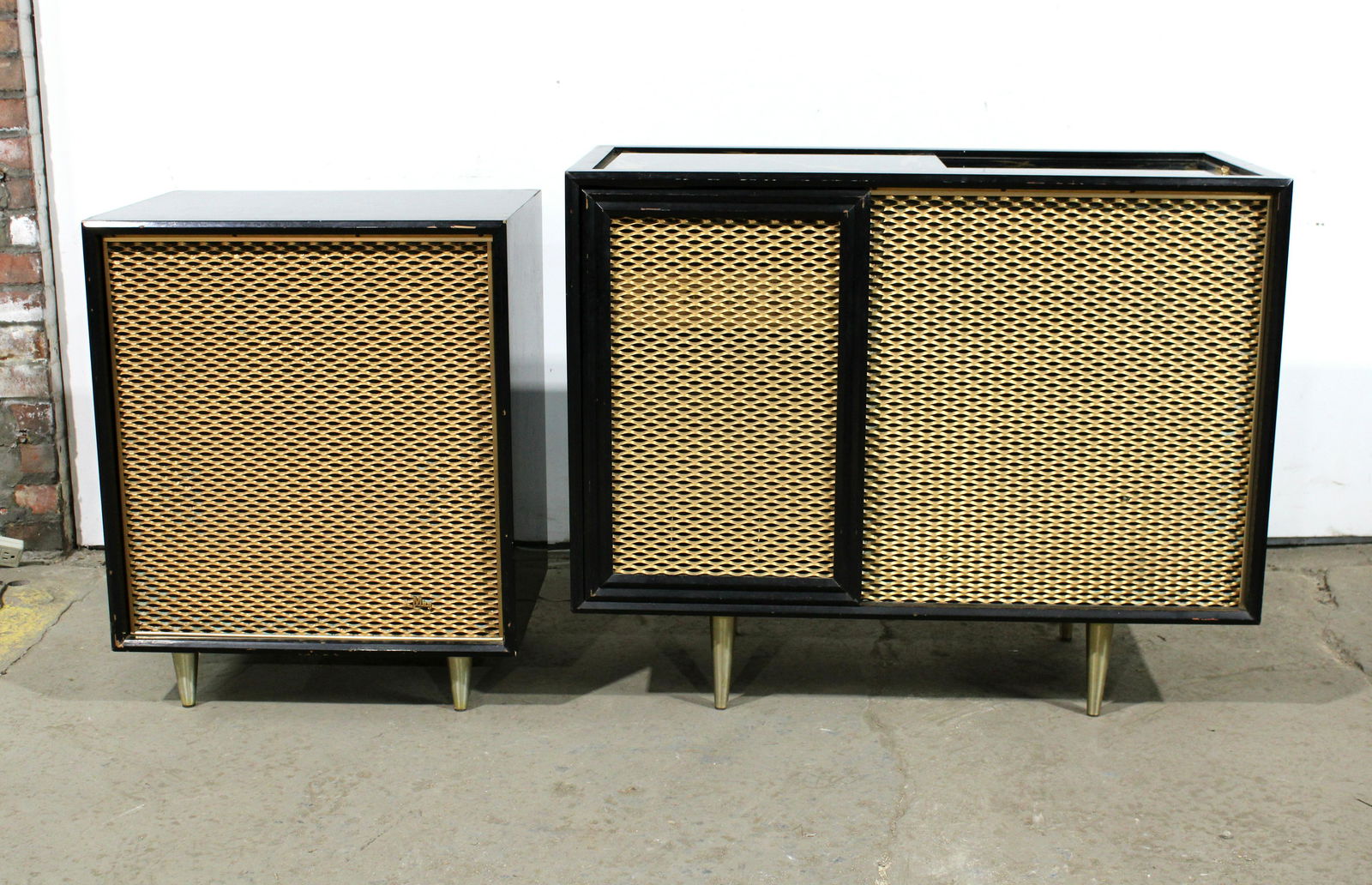 Mid Century Magnavox Console Record Player, Model S037B (1 of 7)