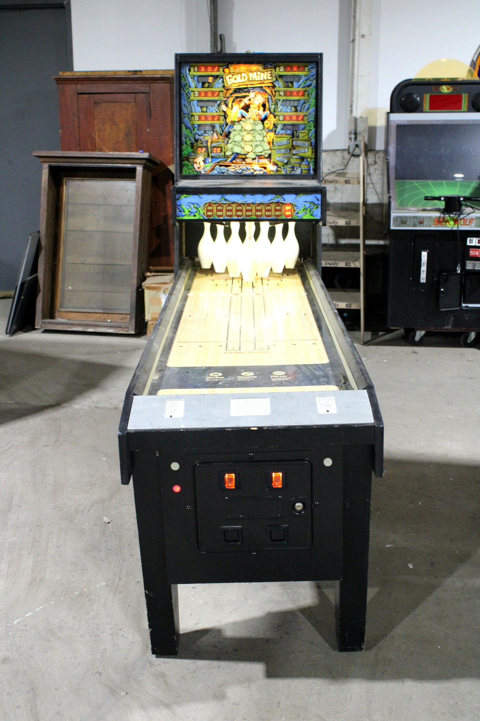 Williams Gold Mine Shuffle Alley Arcade Machine (1 of 4)