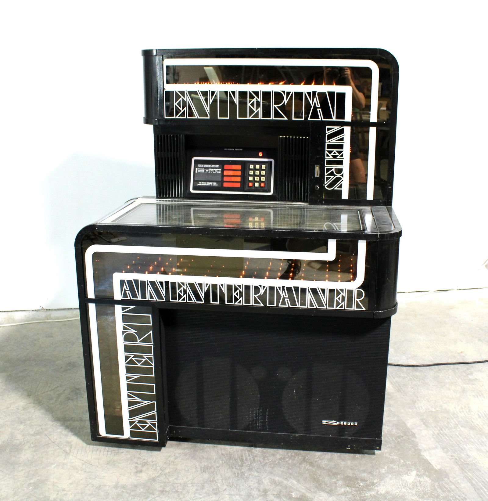 Seeburg Entertainer 45rpm Jukebox, Recently Refurbished (1 of 6)