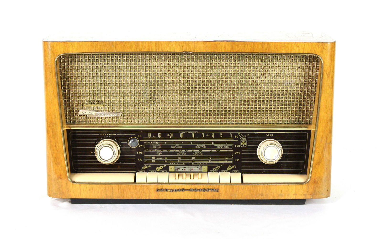 Grundig Majestic Model 3028 Radio (1 of 3)