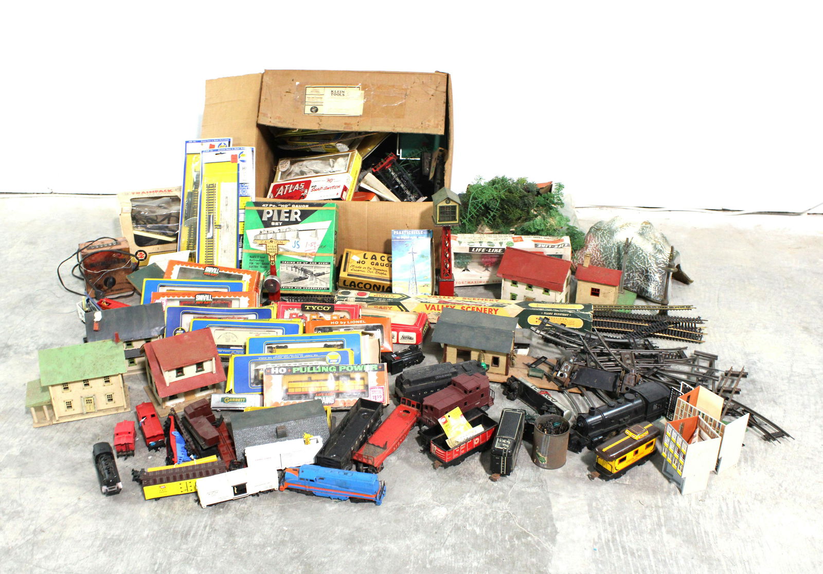 Lot of Assorted Trains, Tracks and Houses incl. Lionel (1 of 4)